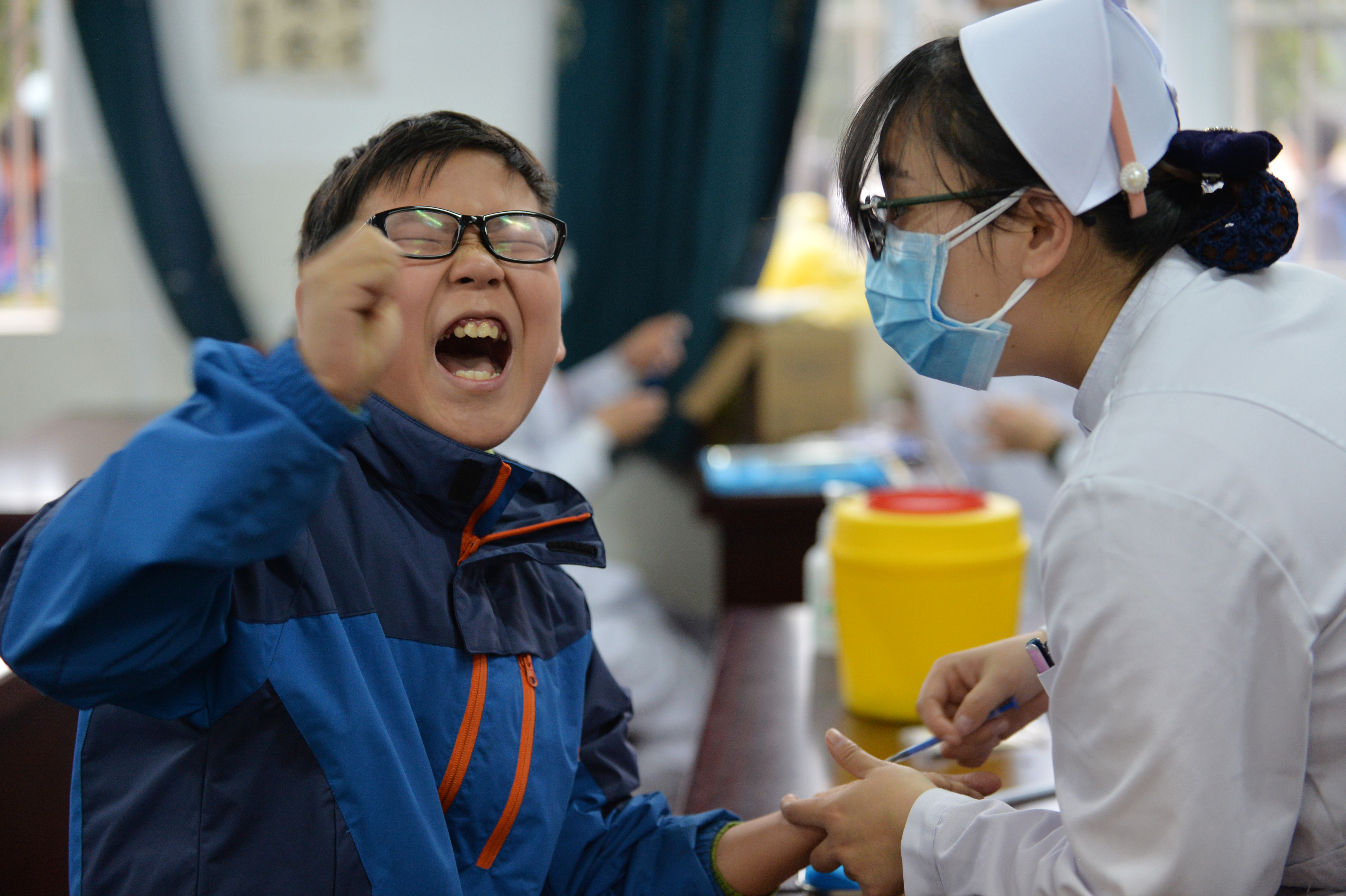人在痛楚時,常不自覺地口出穢言。(東方IC)