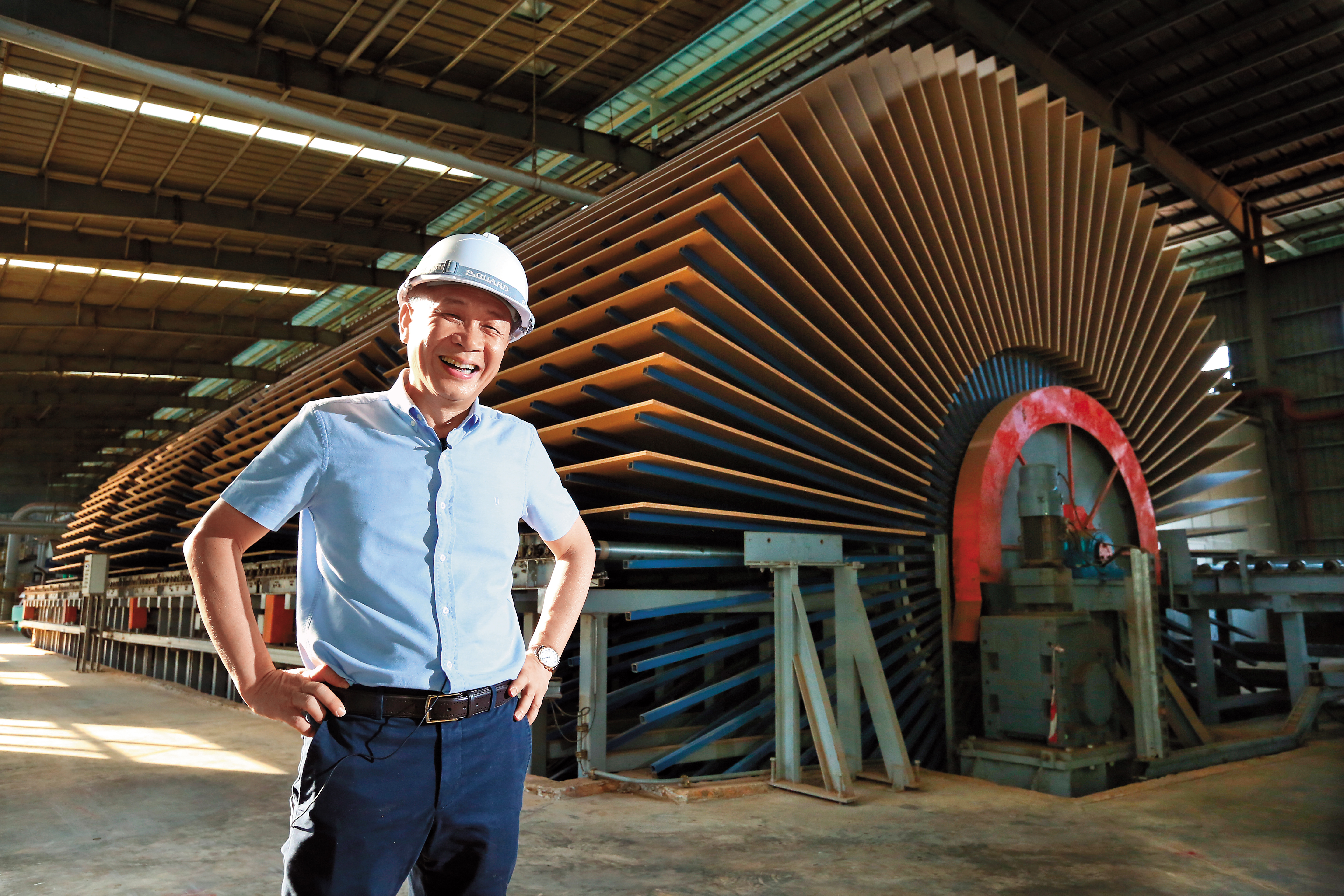 謝榮輝19年前離鄉赴泰國南部設廠，從實木加工跨入生產塑合板，打造亞洲第2大塑合板廠，年營收達34億元。