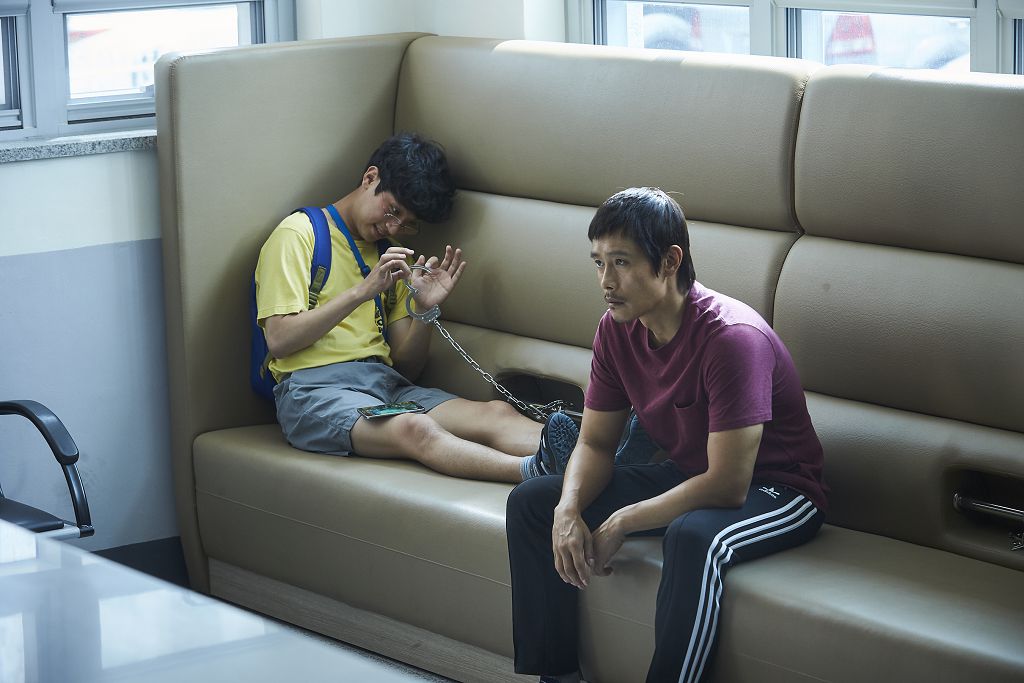 李秉憲在《那才是我的世界》與朴正民飾演兄弟,激盪出不少火花。(車庫娛樂提供)