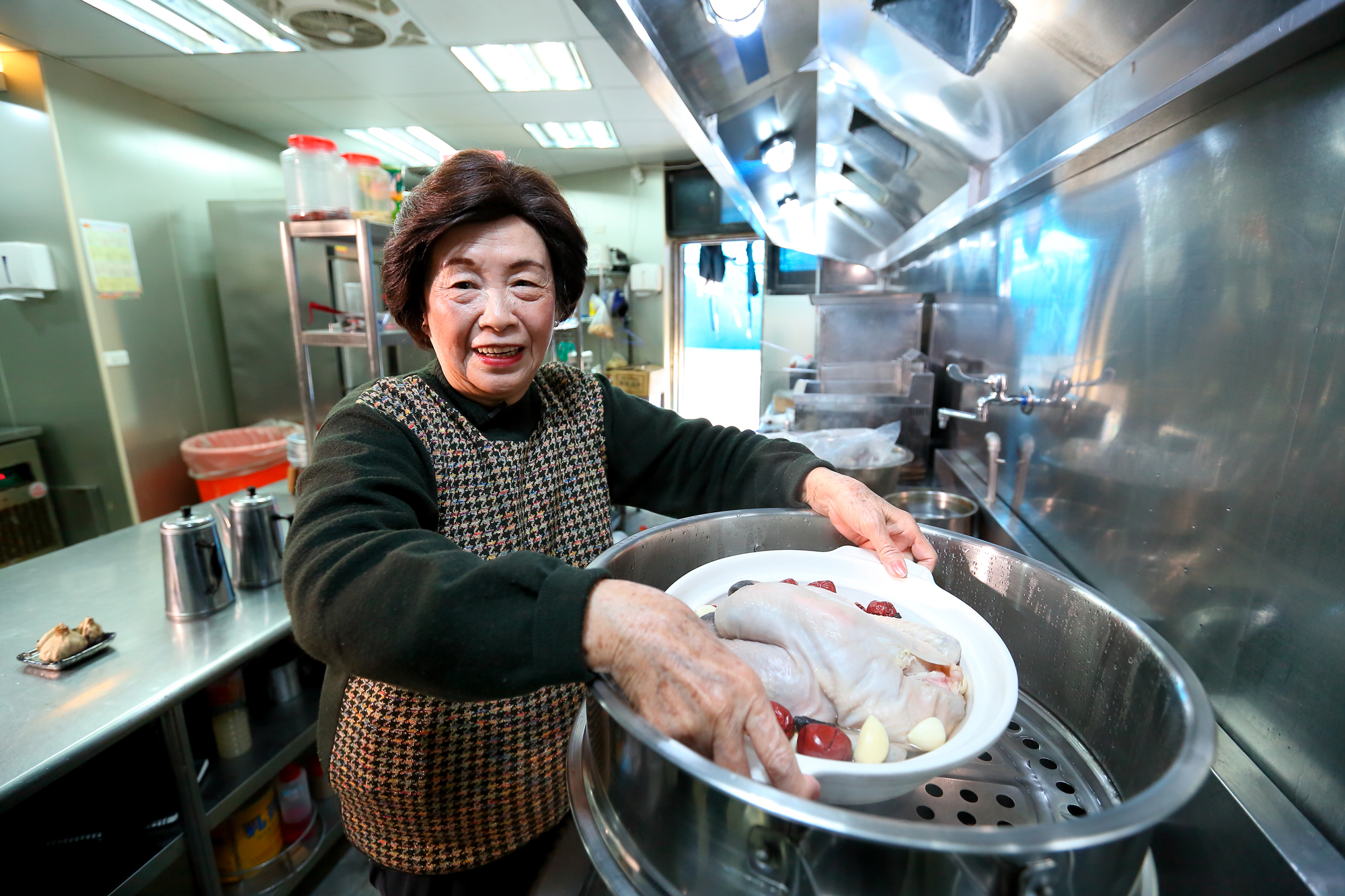 阿瘦皮鞋總裁羅水木夫人林阿豆的年菜菜單中，一定要有雞，代表『好起家』（買房）。