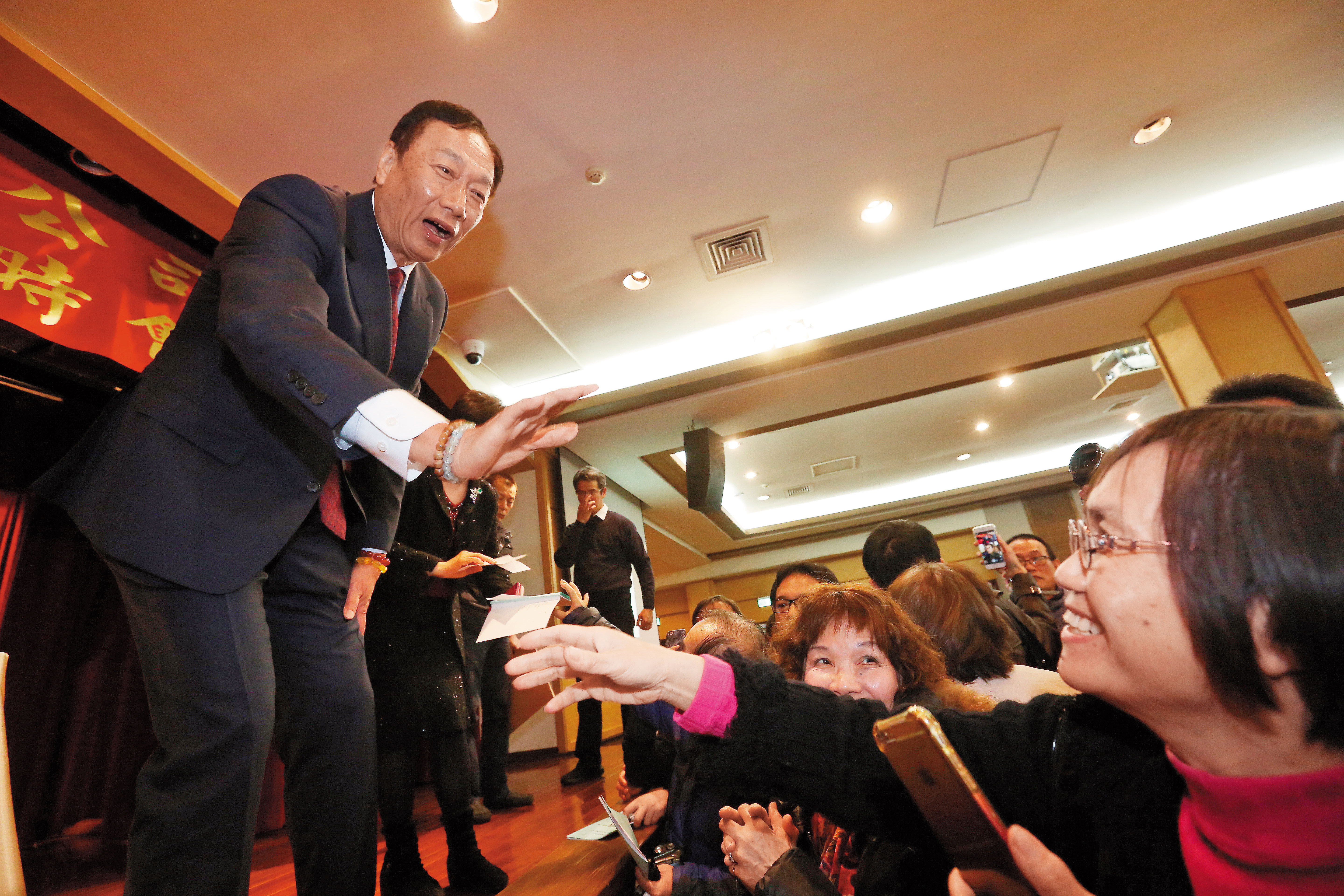 郭台銘在鴻海史上第一次臨時股東會說，要帶著老奶奶一起打敗外資，幫菜籃族賺錢。