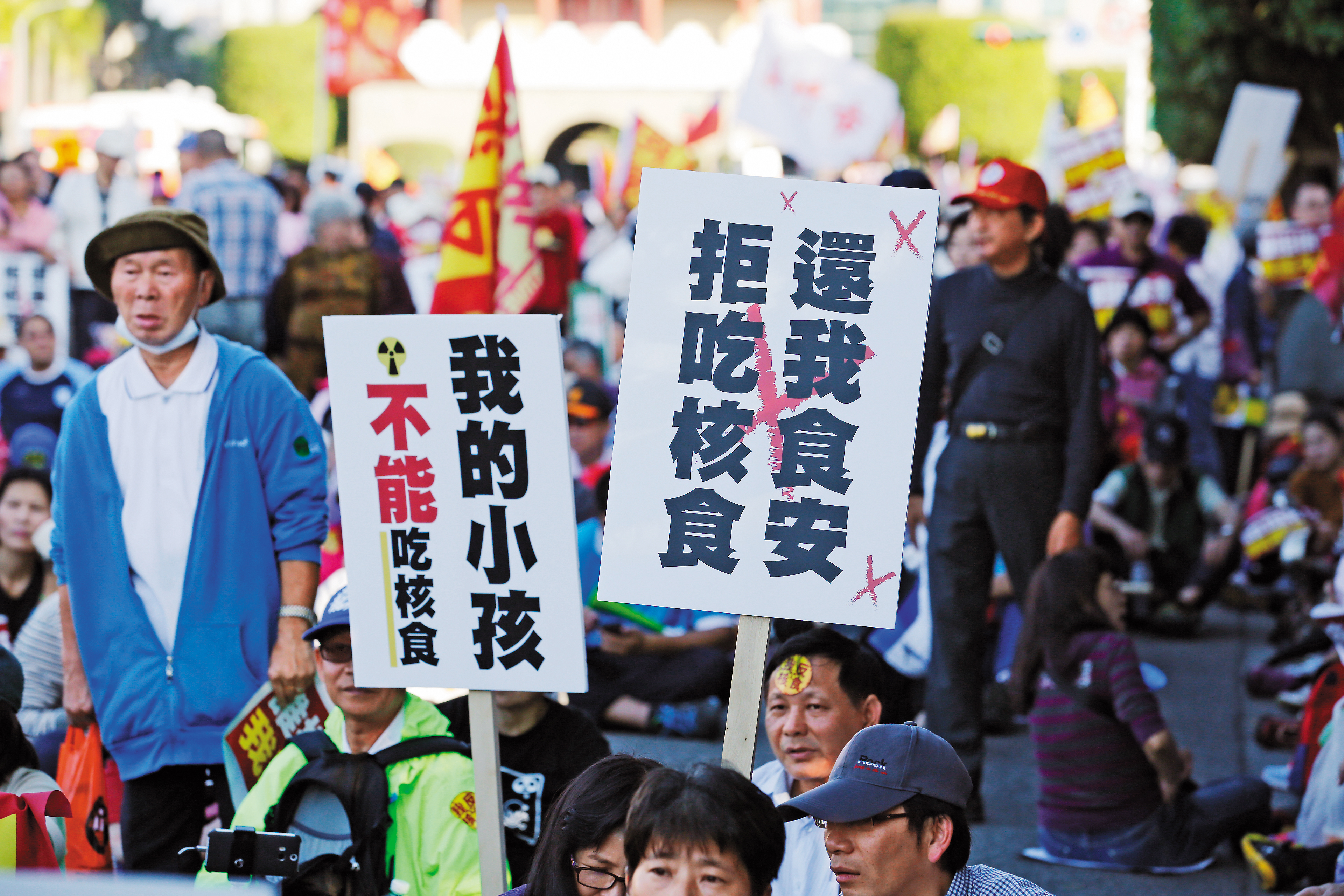 民進黨政府迫於國際現勢與外交壓力，打算開門放福島核食進口，恐將重創民進黨支持度。