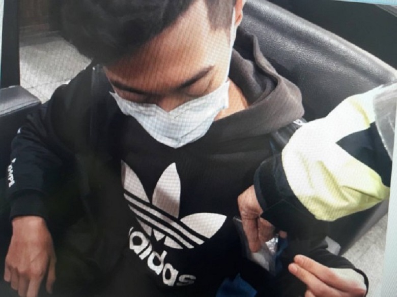 吳嫌隨意掏出證件受檢，忘了證件夾有毒品。（警方提供）