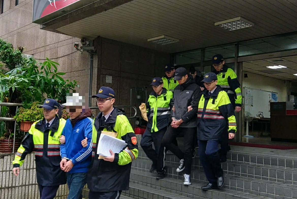 3名前桃園知名牛排館的員工因貪圖日薪4000元的車手工作而遭警方逮捕。（警方提供）