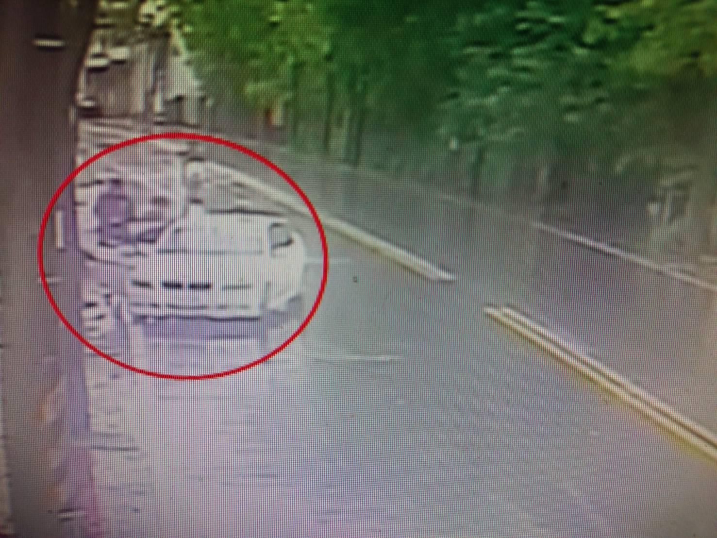 監視器畫面拍下犯嫌搭車提款的影像。（警方提供）