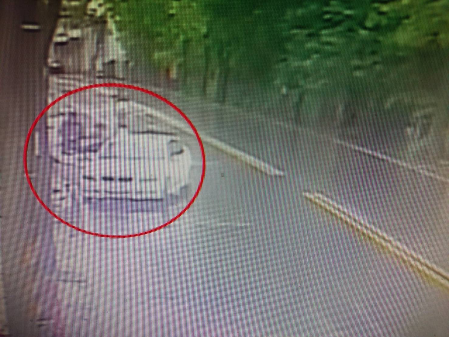 監視器畫面拍下犯嫌搭車提款的影像。(警方提供)