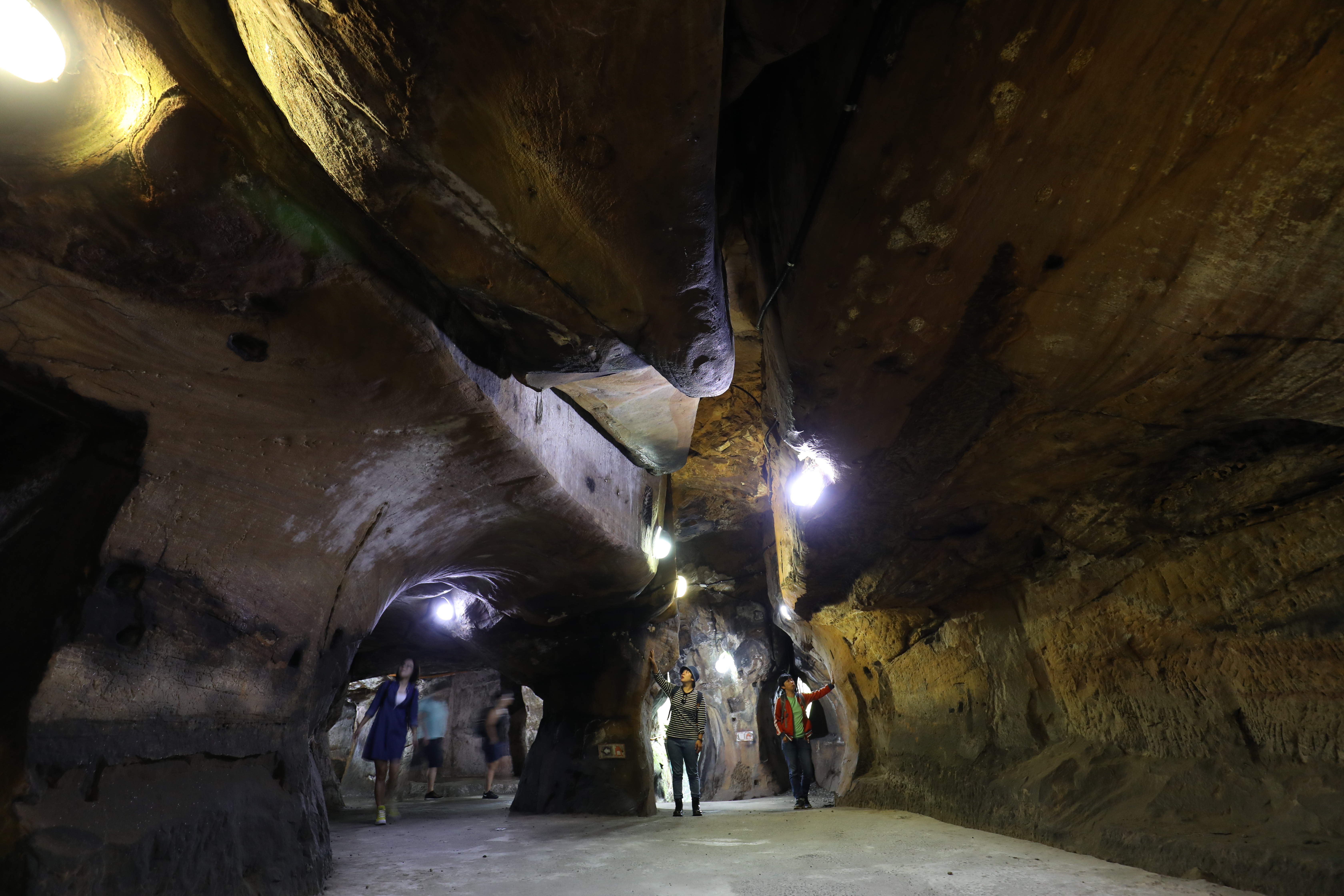 「佛手洞」是海蝕巨洞，放眼岔洞岐路，日治時期作為防空洞躲空襲。