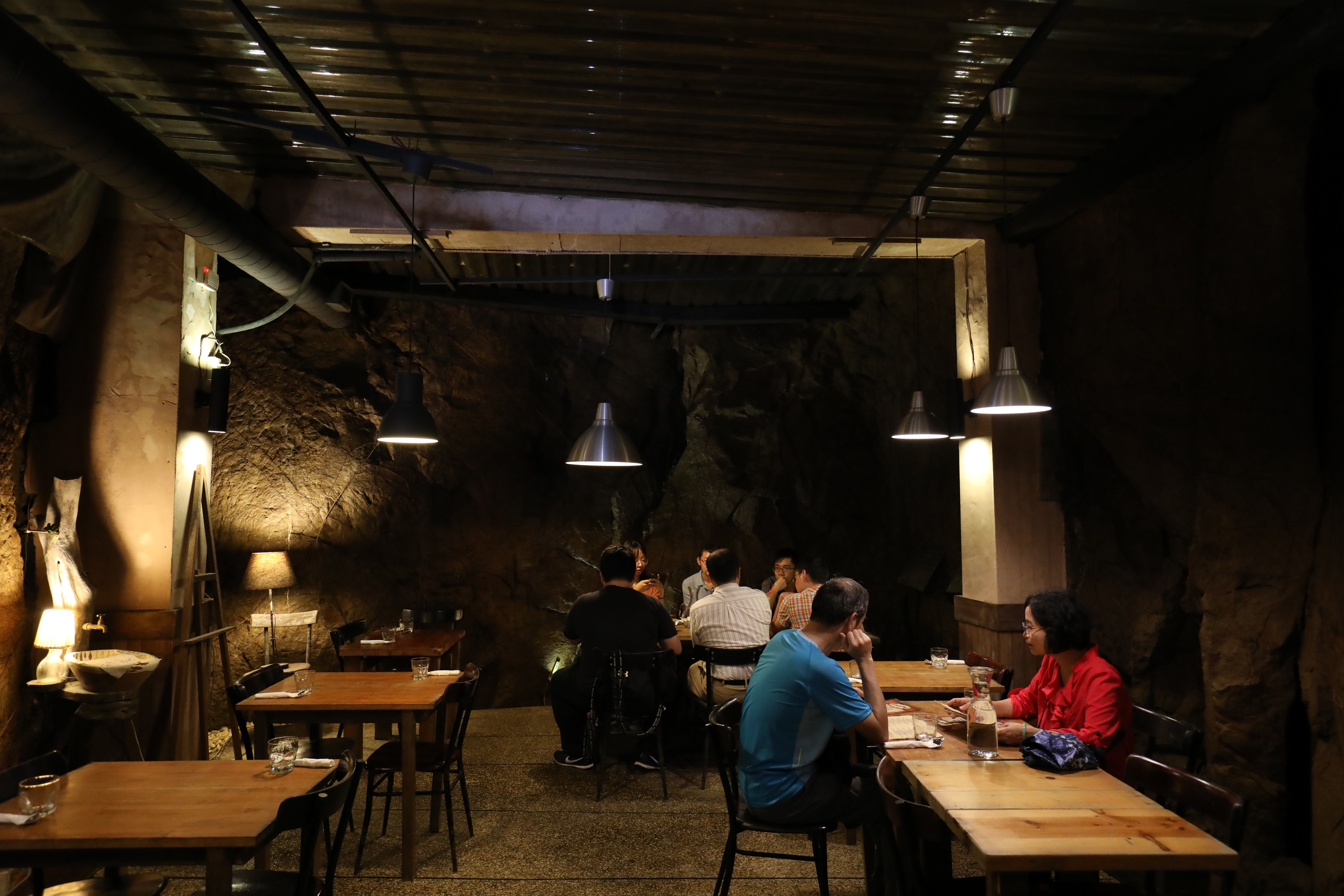 「河豚很多」有半數空間位在洞裡，坐在山洞喝咖啡、聊戰爭，很有意思。