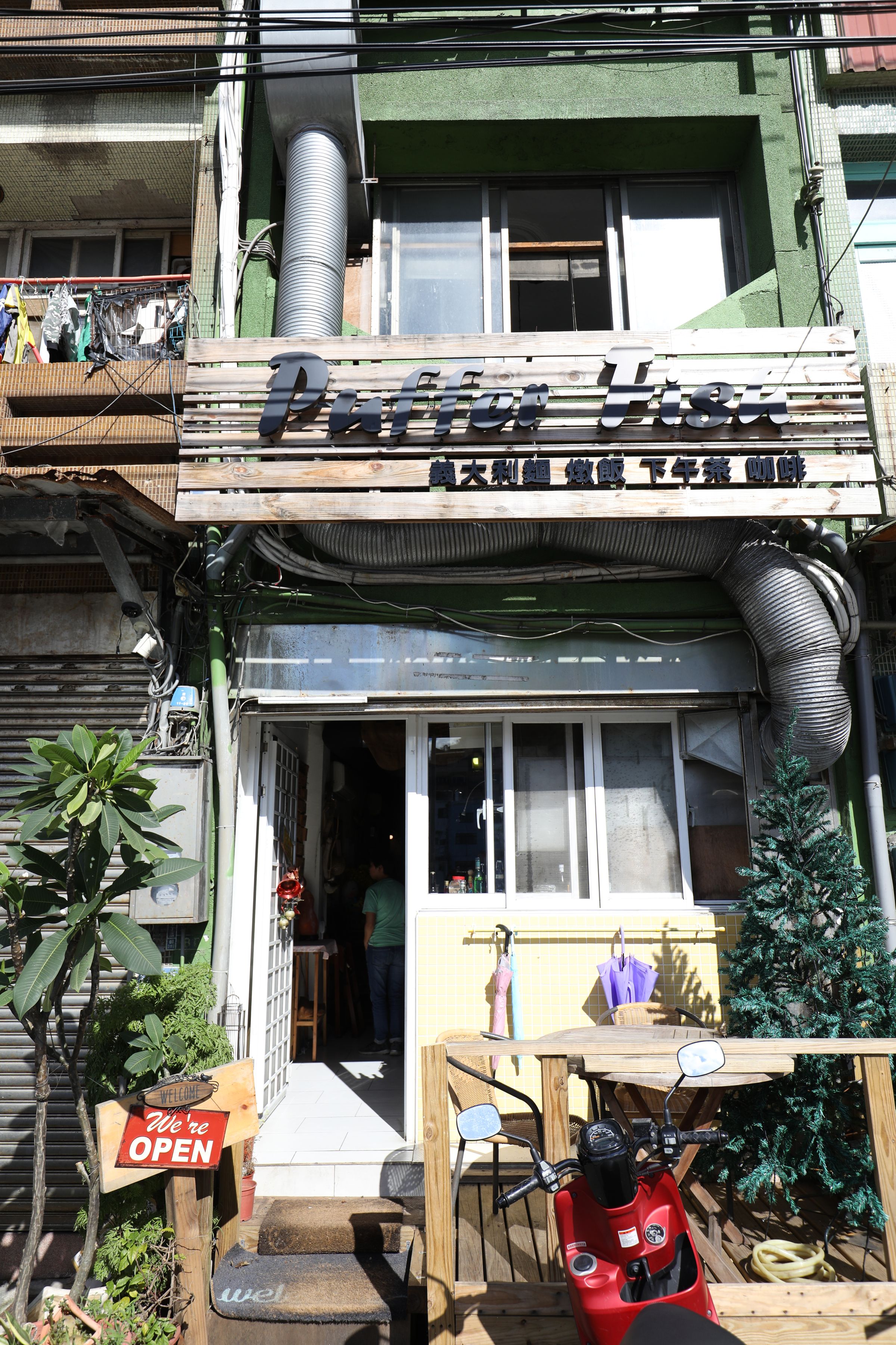 餐館門面是透天厝，進了門別有洞天。