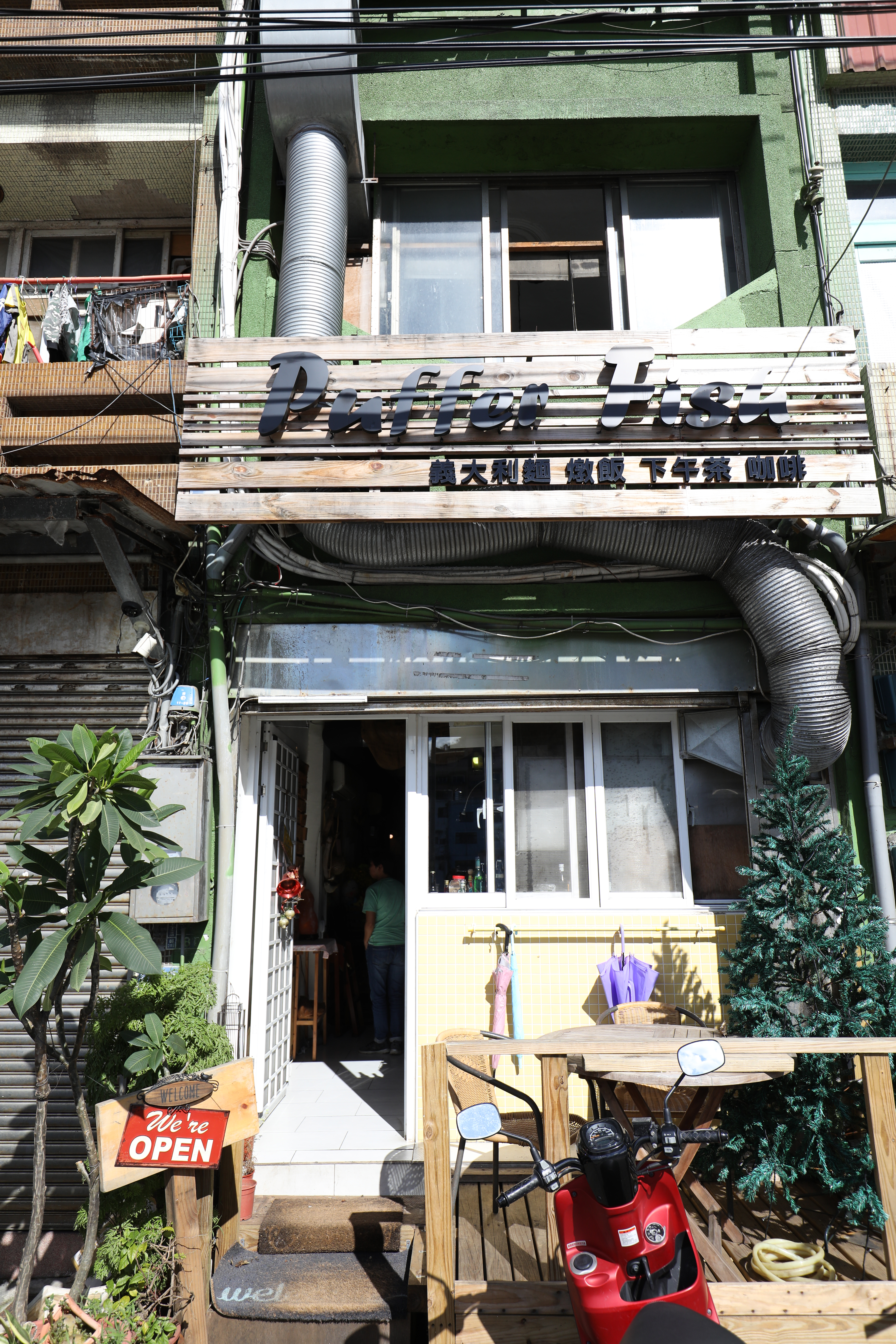 餐館門面是透天厝，進了門別有洞天。