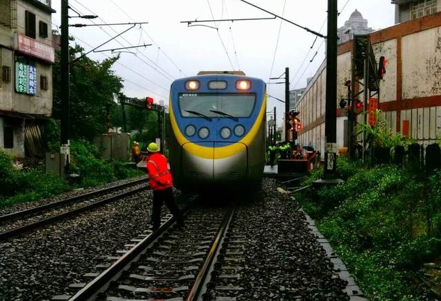 老翁被火車撞死，區間車被迫停在鐵軌上蒐證。（警方提供）