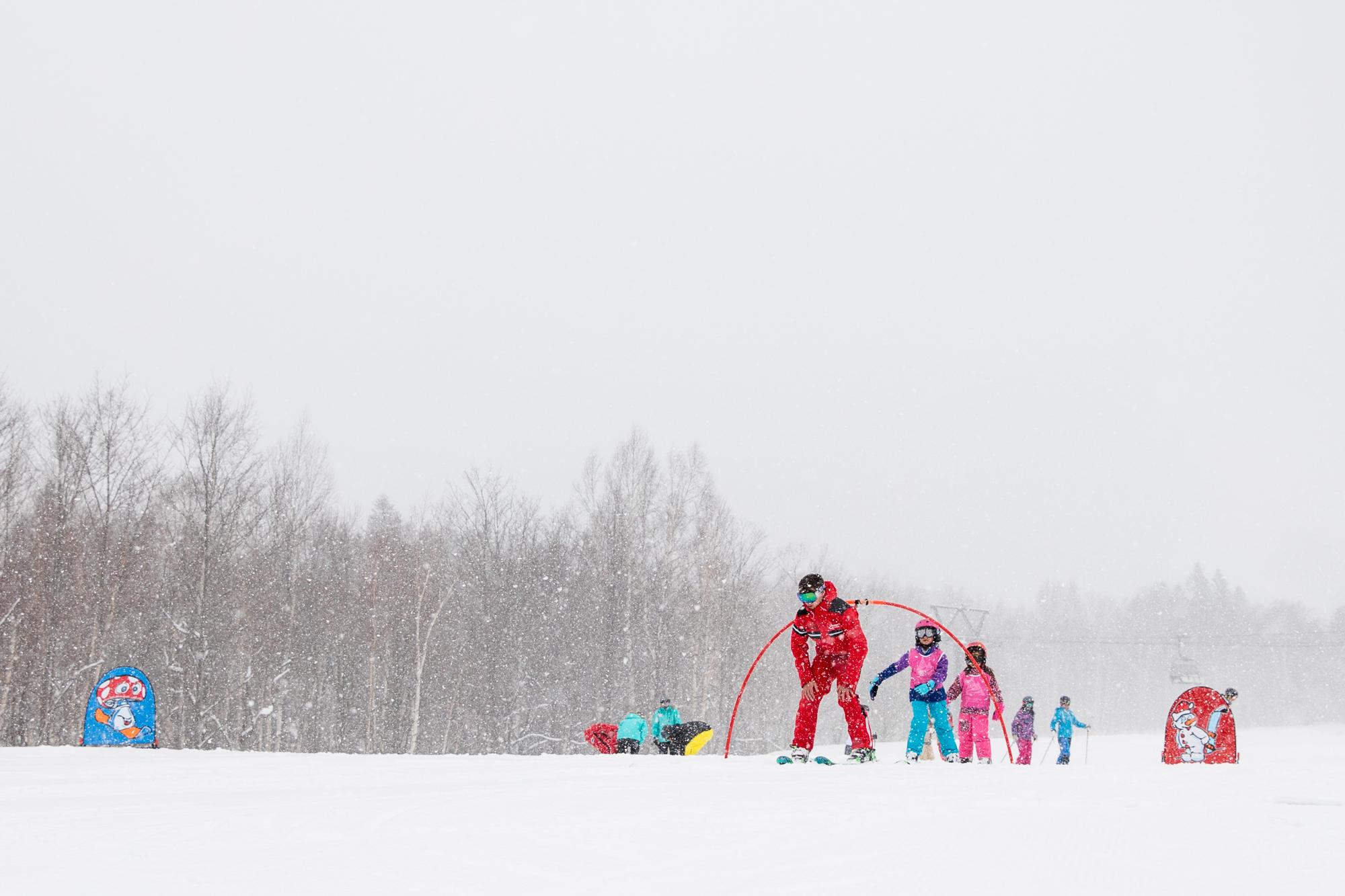 經過教練指導,小朋友很快就可以上場滑雪。