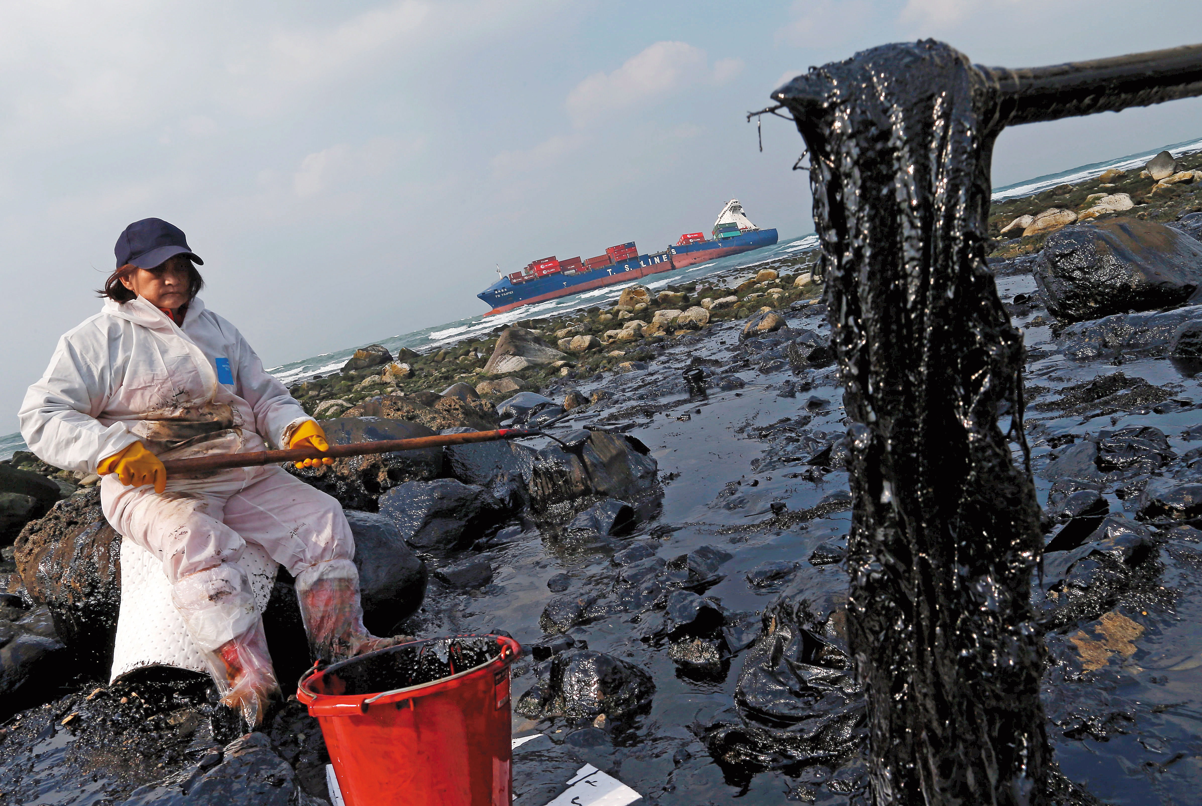 德翔貨櫃輪在擱淺2週後斷裂，重油汙染整個北海岸。（達志影像）