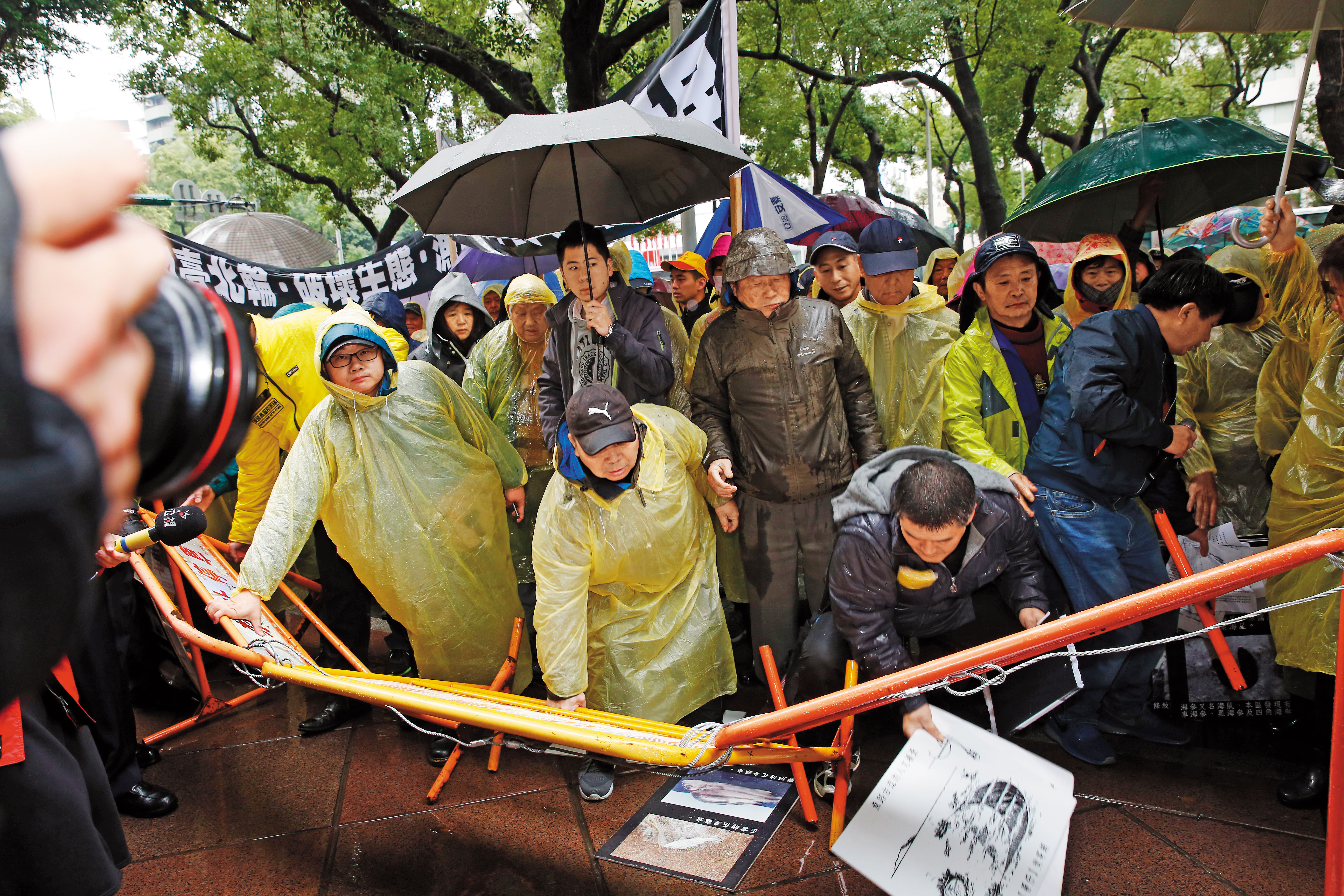 漁民至德翔公司抗議，希望能得到合理賠償。