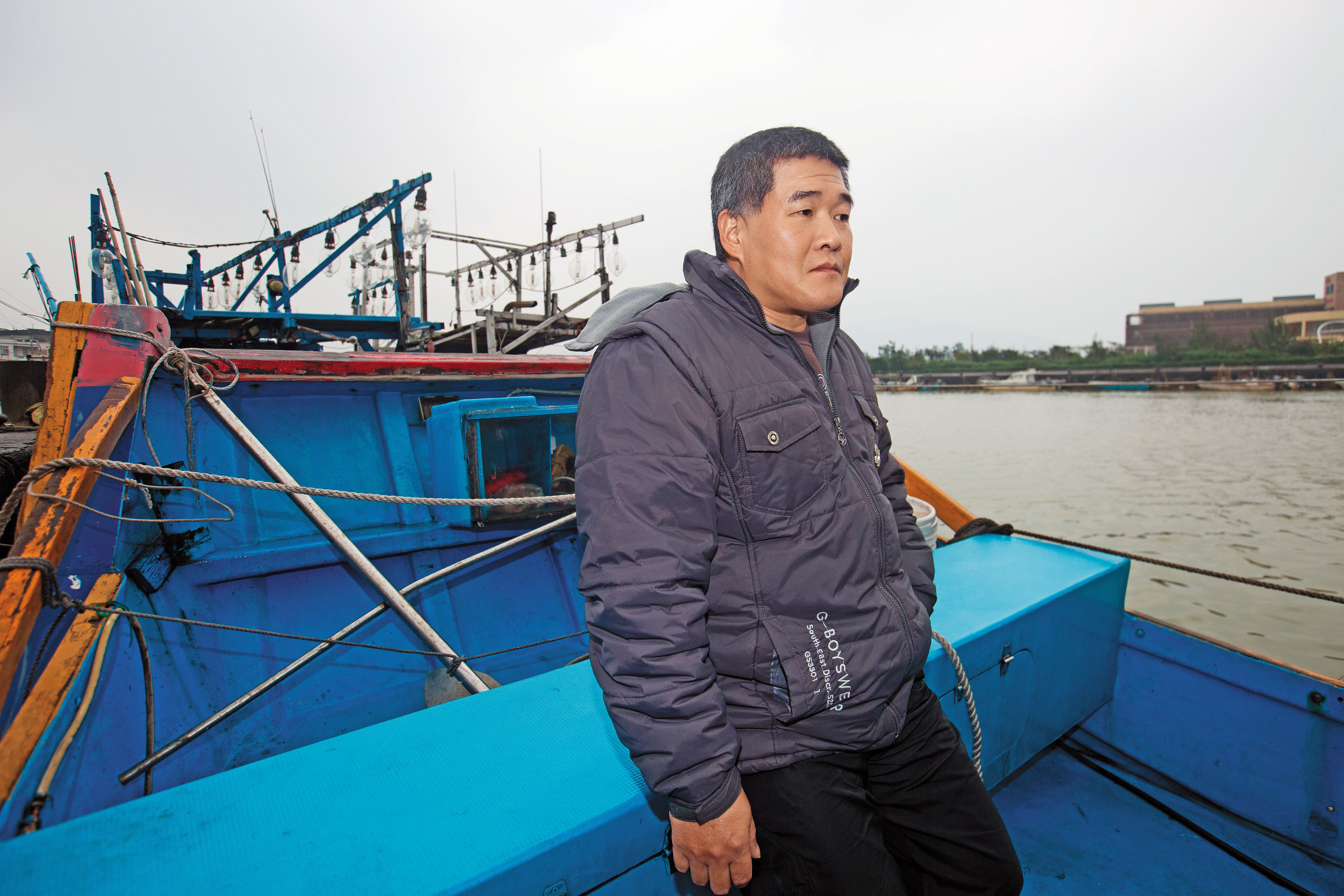 受油汙影響，金山漁民的漁獲少了至少一半，漁民簡堯祥每日只能望洋興嘆。