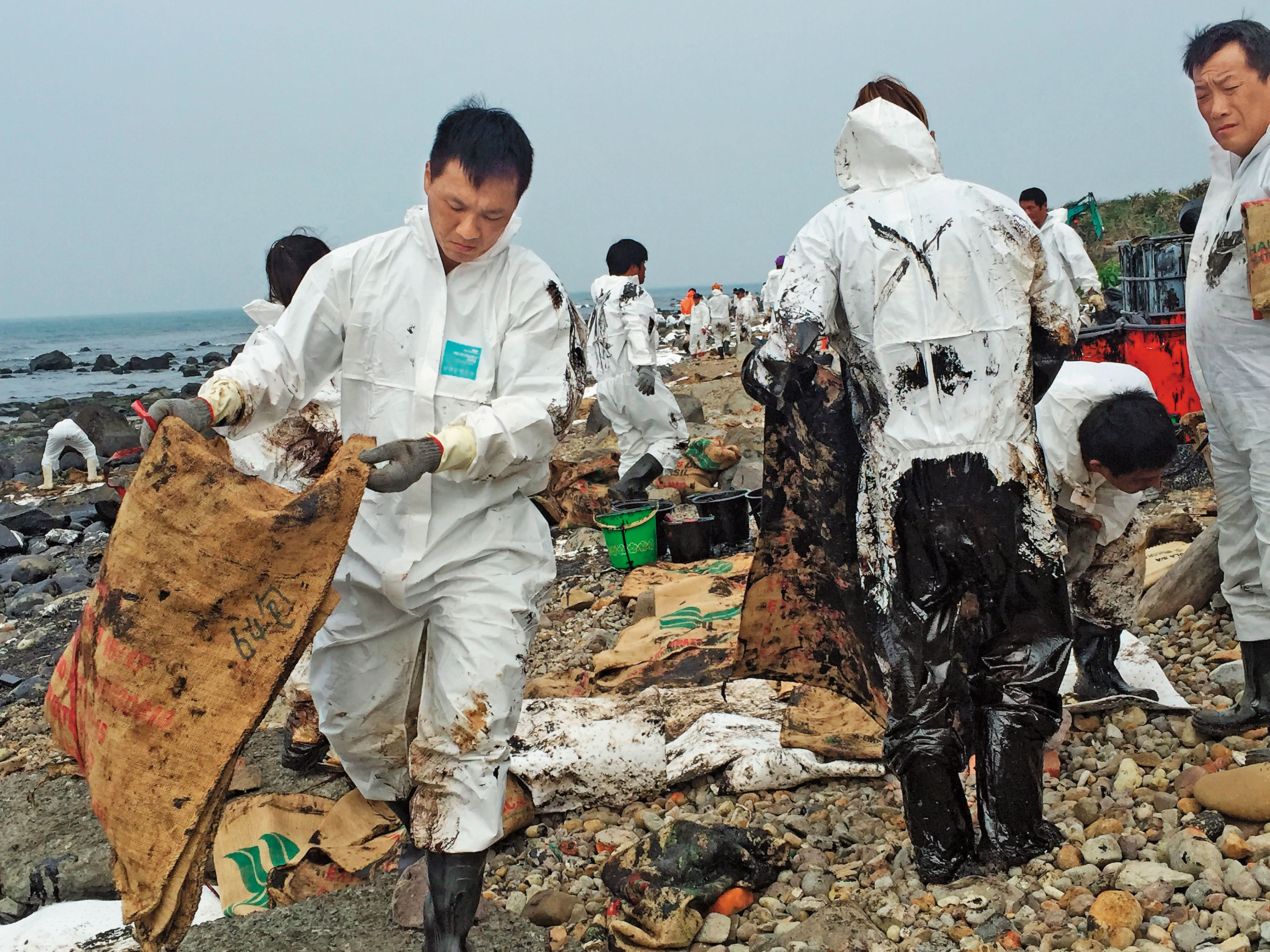 德翔台北輪的千噸重油外漏,花了整整5個月才將岸際清理乾淨。(讀者提供)