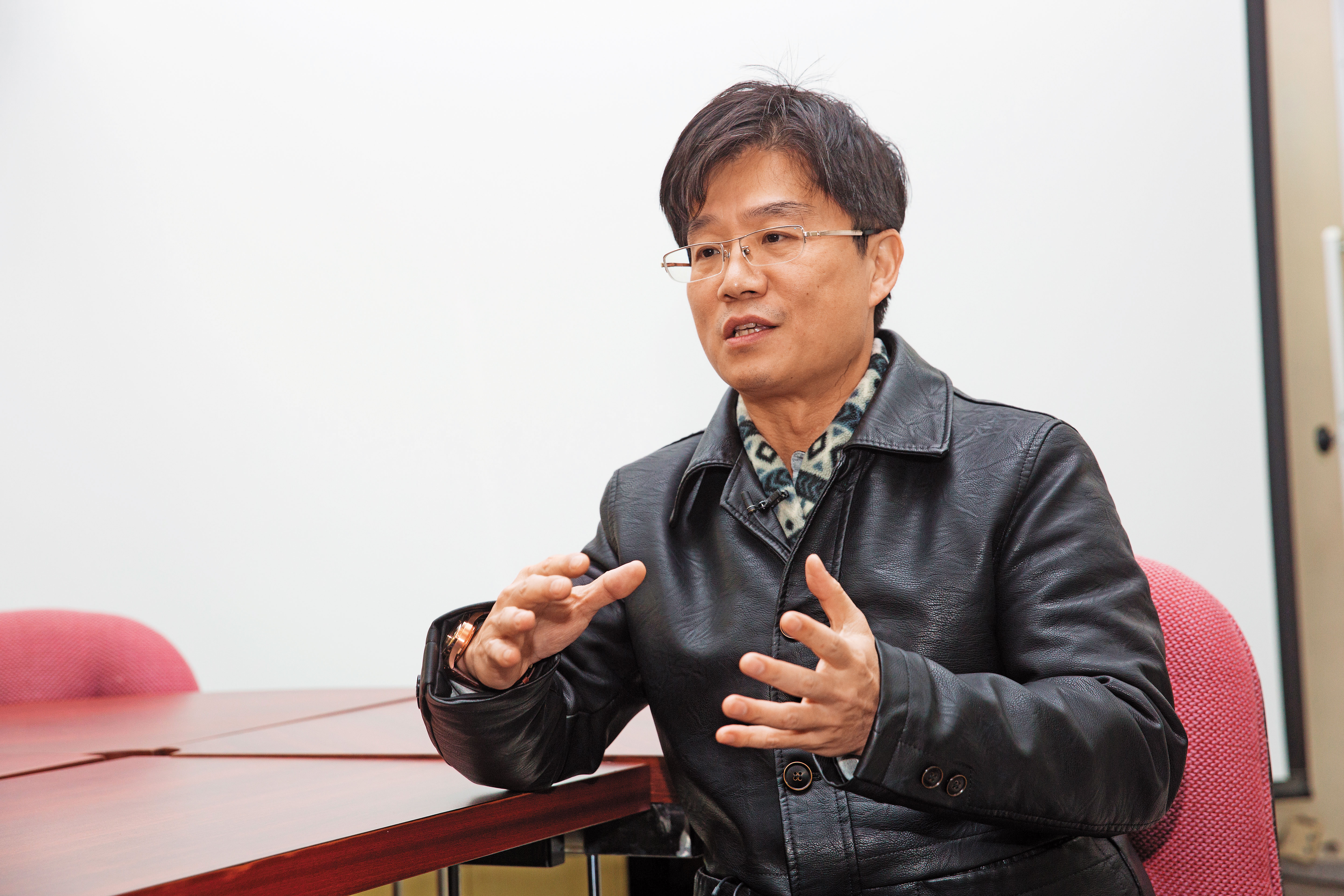海大教授鄭學淵發現油汙對海域價值的傷害，遠超過1億7千萬元。