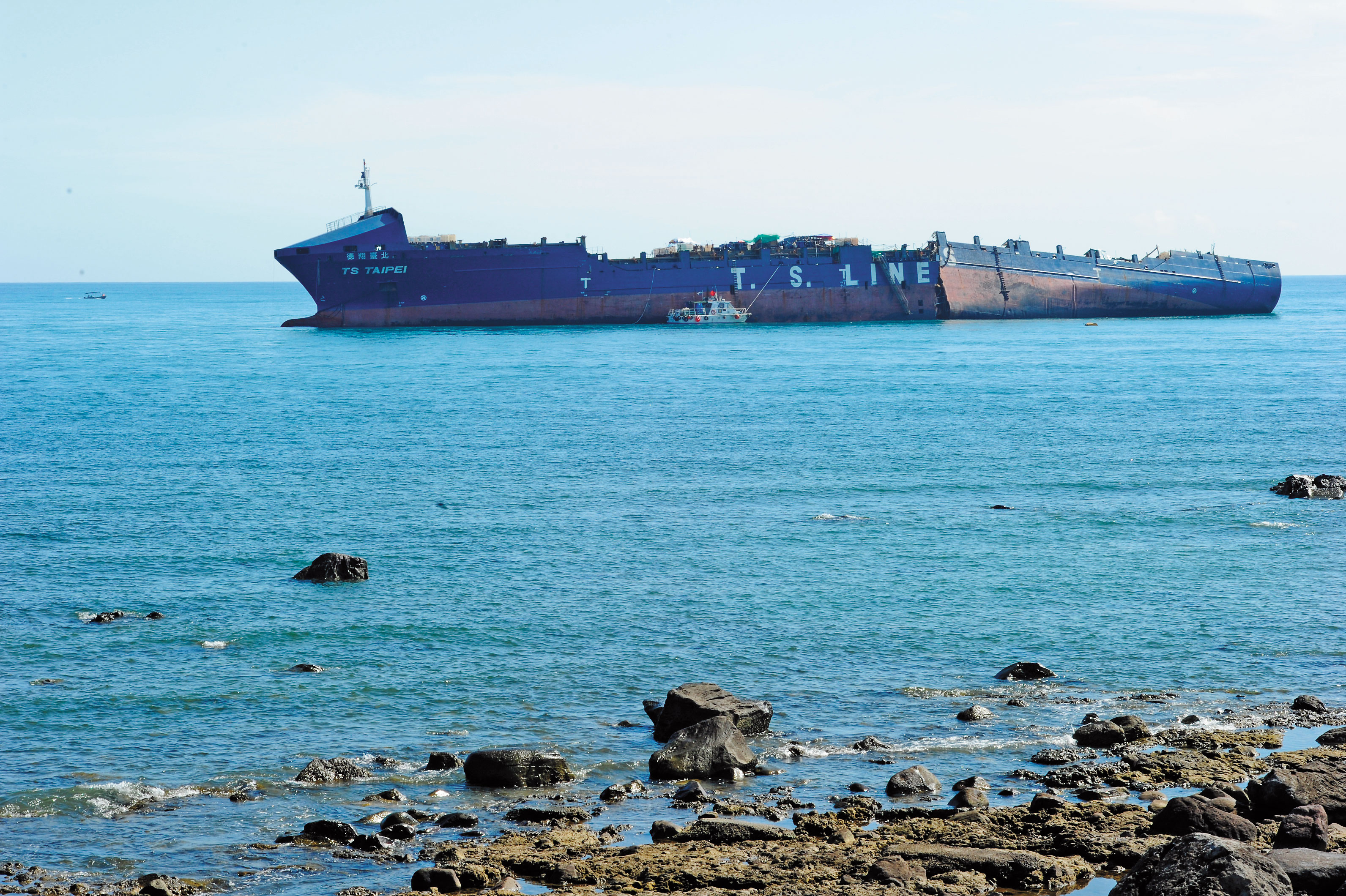 德翔台北輪擱淺至今近2年，相關賠償問題卻仍喬不攏，讓當地漁民憤怒難忍。（行政院提供）