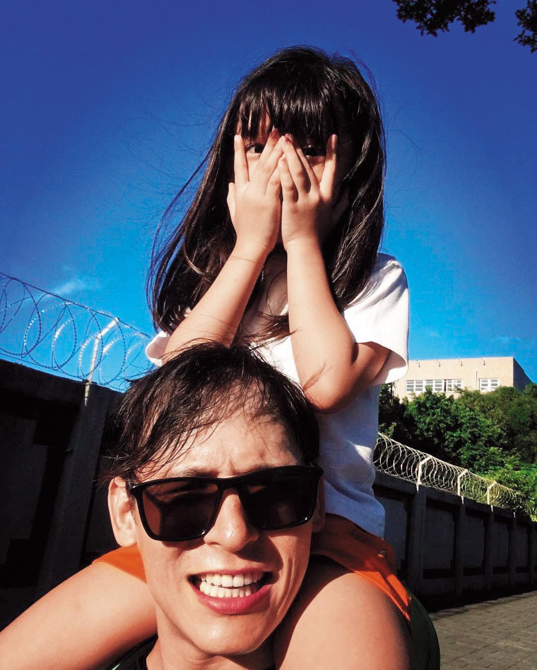 倪安東2010年與護理師Vivi結婚後,女兒已7歲。(翻攝自倪安東IG)