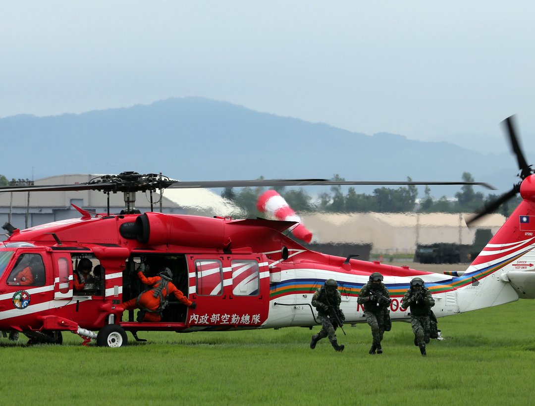 空勤總隊UH-60M型機、編號NA-706的黑鷹直升機執行醫療轉診任務，起飛3分鐘後失聯，內政部空中勤務總隊UH-60M型直升機及國防部EC-225型直升機接續起飛執行搜救任務。（軍聞社提供）