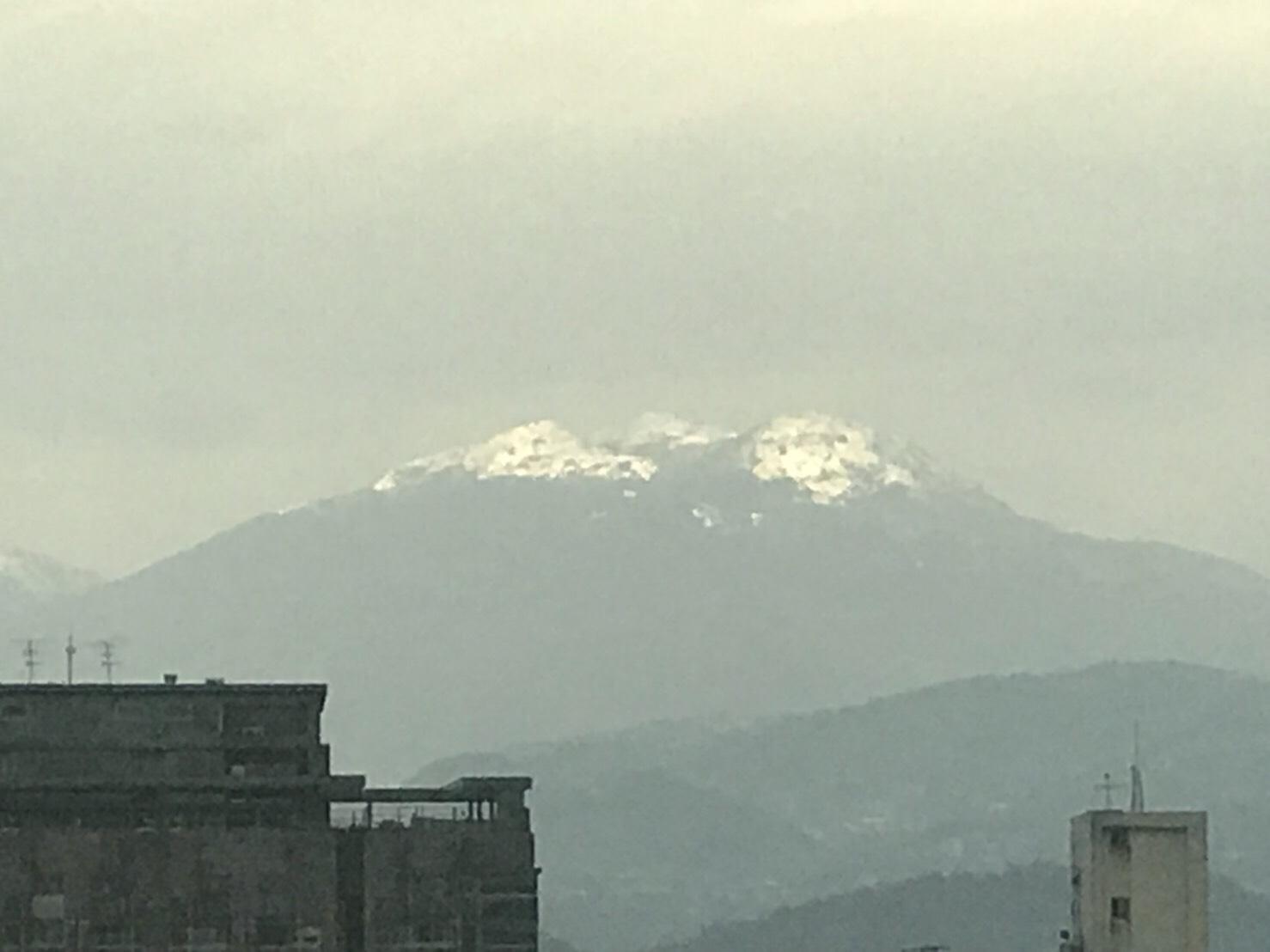 位於士林一帶高處抬頭一看，就可以看到陽明山頭覆蓋白雪。（讀者提供）