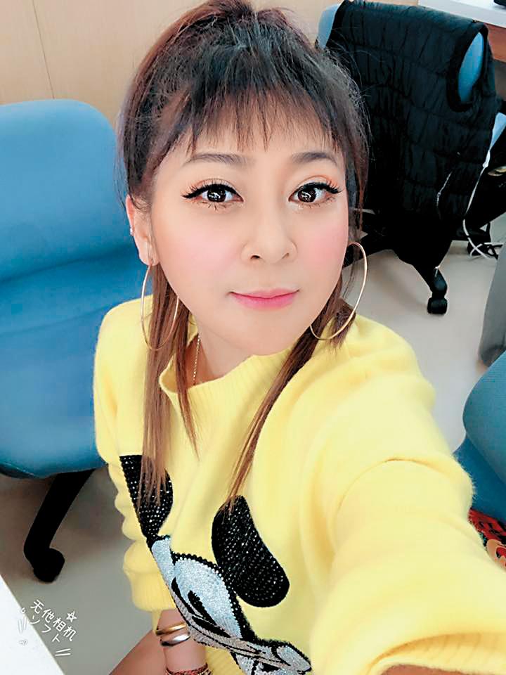 王彩樺從高峰期一天5、6個通告,到後來幾乎在綜藝節目銷聲匿跡,原來因為她想專心演戲和修佛,因此推掉不少通告邀約。(翻攝自王彩樺臉書)