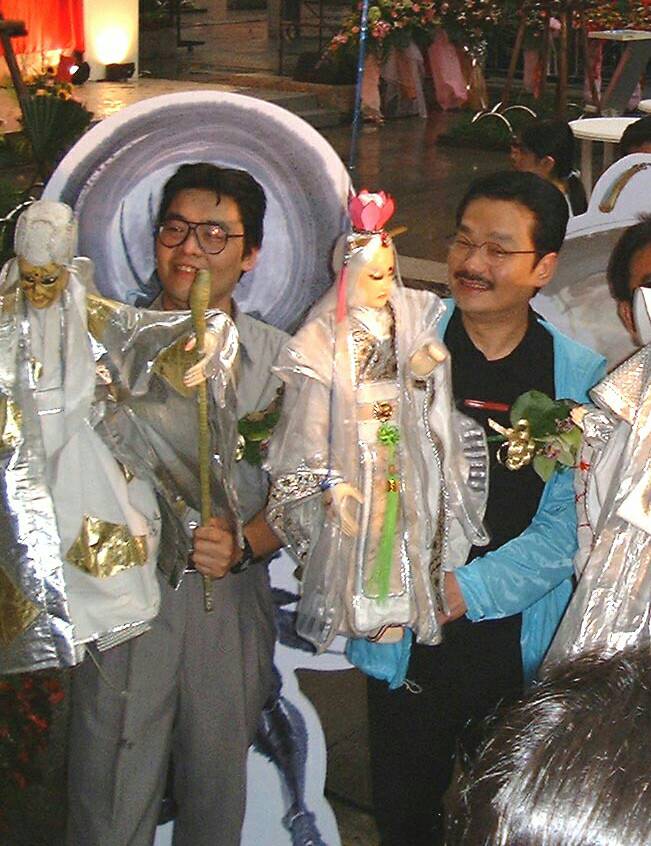鄭問曾與香港漫畫家黃玉郎(右)合作,由黃玉郎監製,鄭問編繪,推出《漫畫大霹靂》。