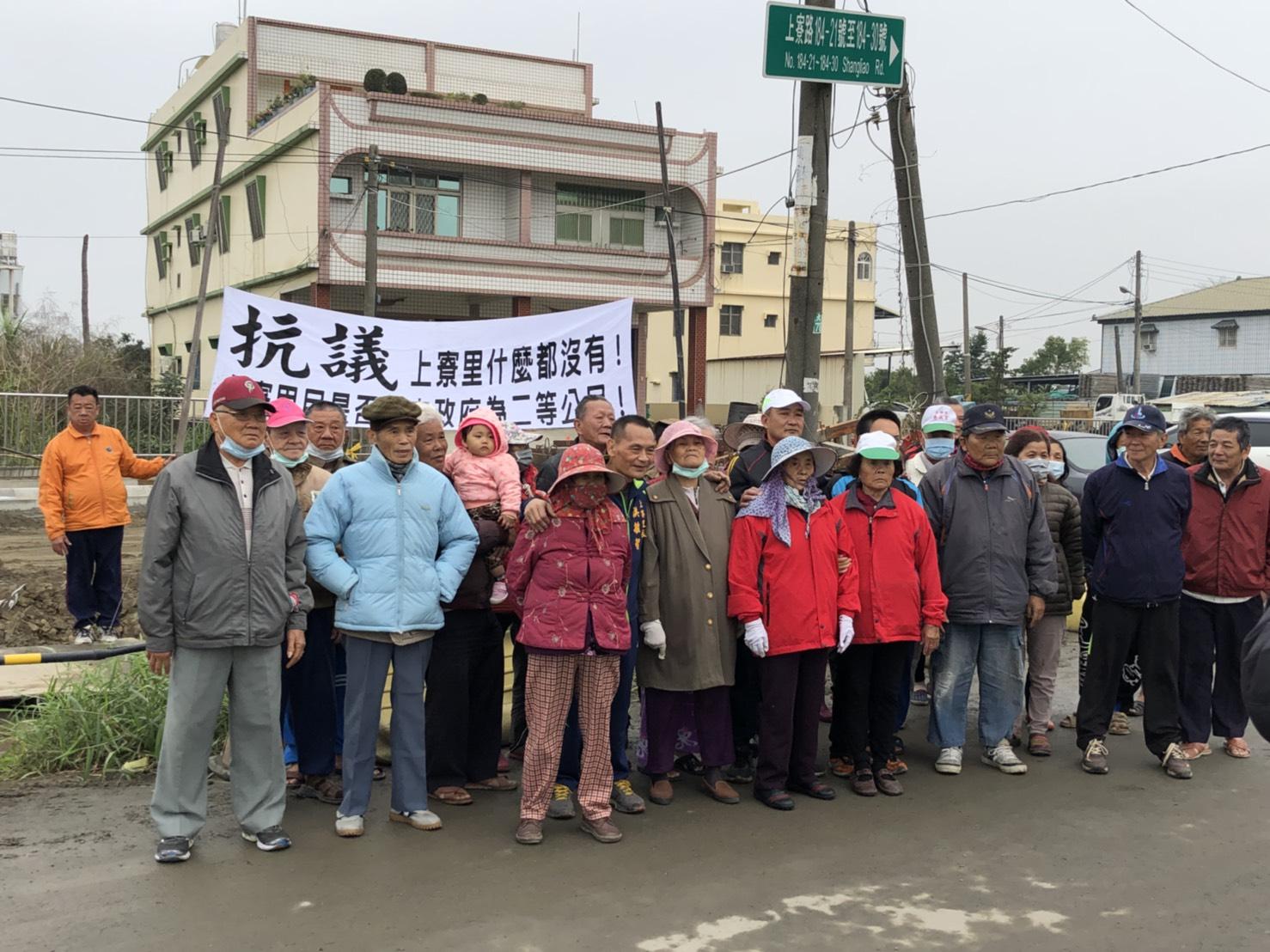上寮里里長洪敏智1日帶領里民到園區外高掛布條抗議。（上寮里提供）