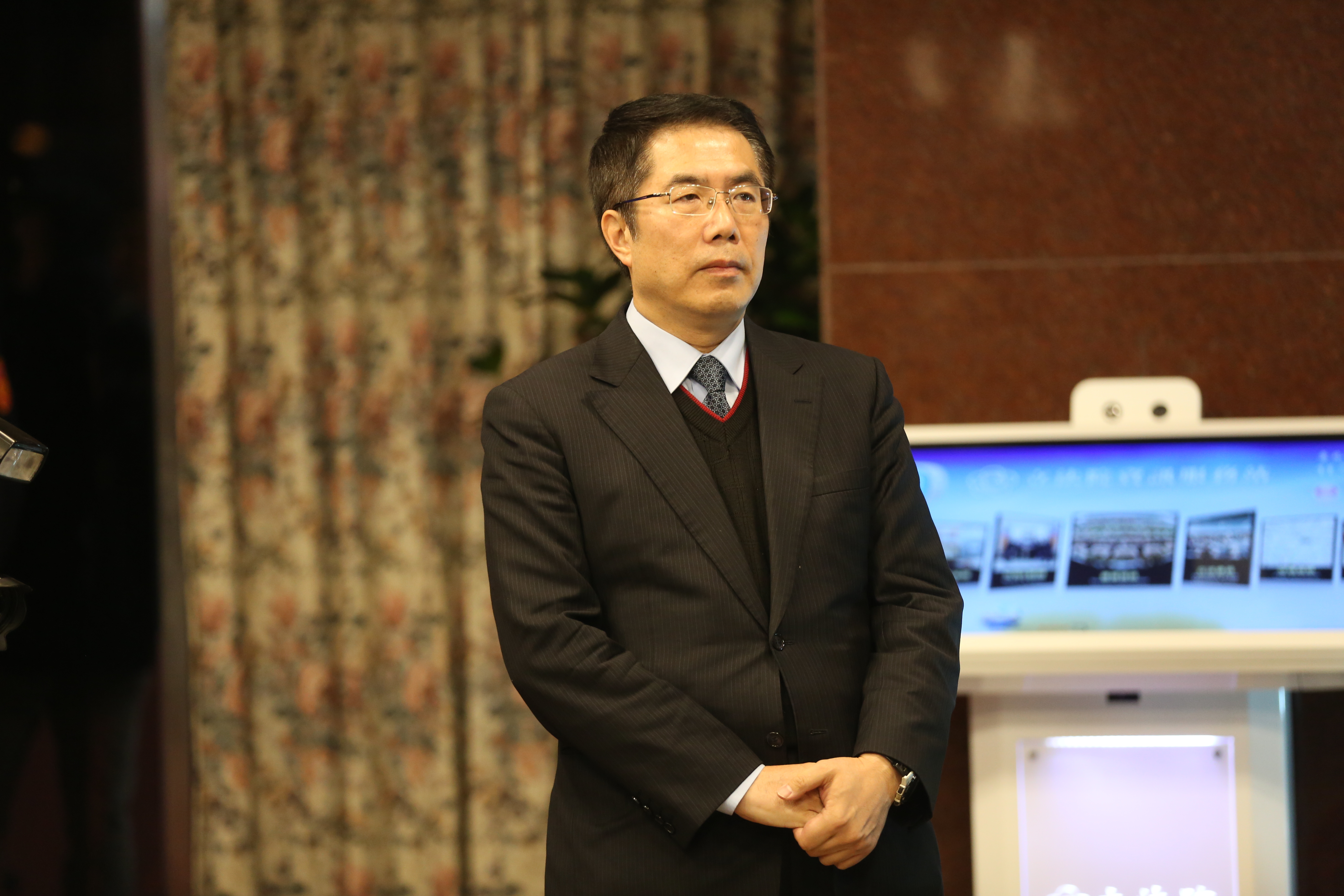 民進黨立委黃偉哲與其國會辦公室主任曾碧珠，上月底收到億豐富公司總經理葉啟中的律師信，指控2人涉嫌以代辦假證手法詐欺。