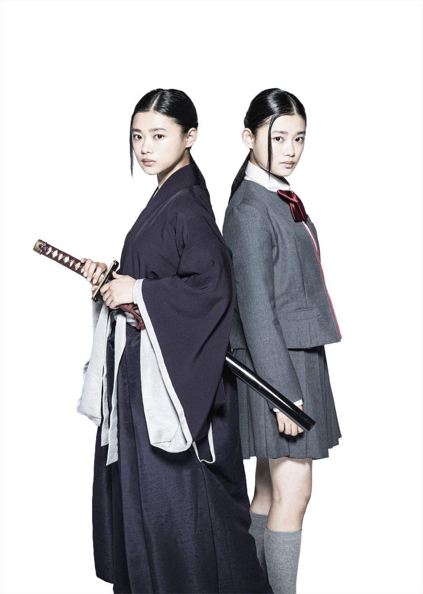 官方公布女主角朽木露琪亞（杉咲花飾）的死霸裝與校服定裝照。（ twitter@bleach_moviejp ）