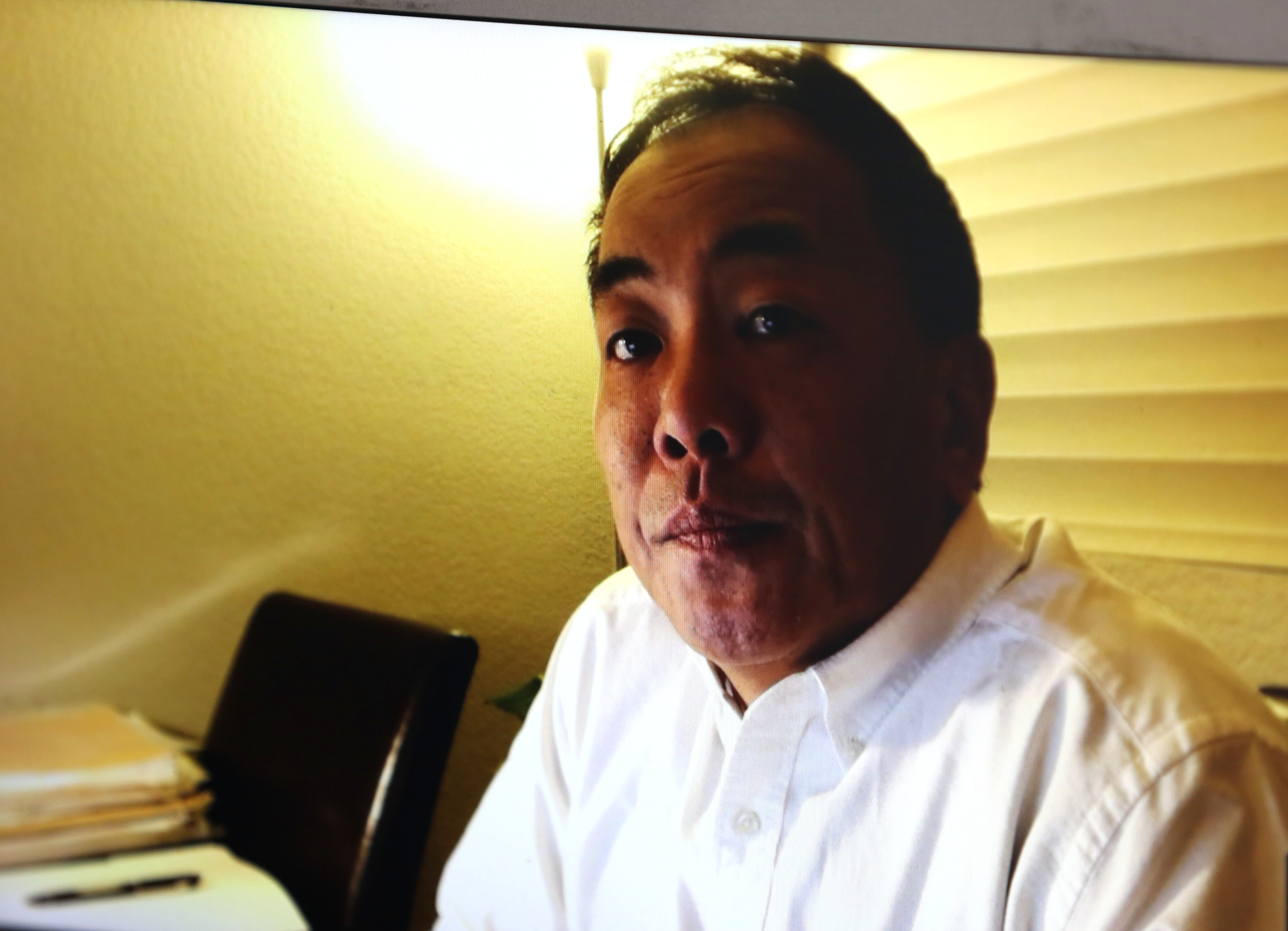 億豐富總經理葉啟中指控民進黨立委黃偉哲及其國會辦公室主任曾碧珠遭指控涉嫌以代辦假證手法詐欺。