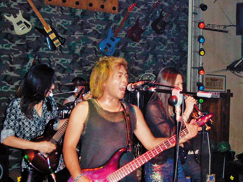 億豐富總經理葉啟中（中）年輕時曾在音樂圈闖蕩，曾創設樂團「六翼天使」，並擔任貝斯手。（葉啟中提供）