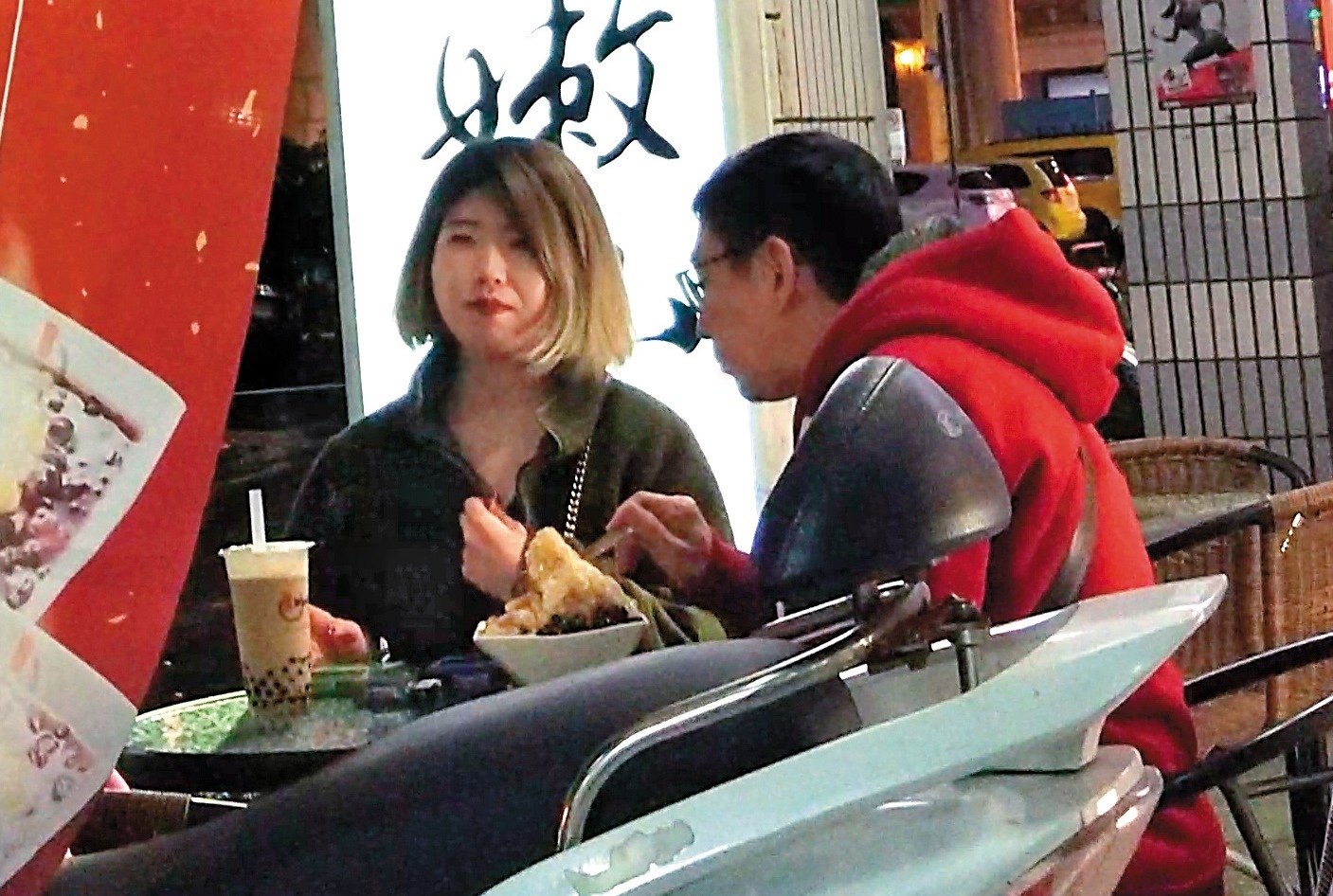 1月29日，21:25，宋少卿被本刊直擊在路邊跟濃妝妹共享甜點。