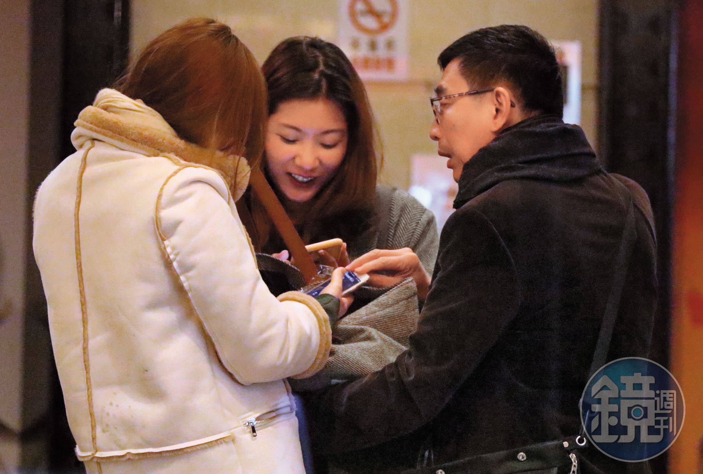 2月3日，07:09，宋少卿撇下「老婆」譚曉詩，跟辣妹玩得非常開心，已經到夜不歸營的程度。