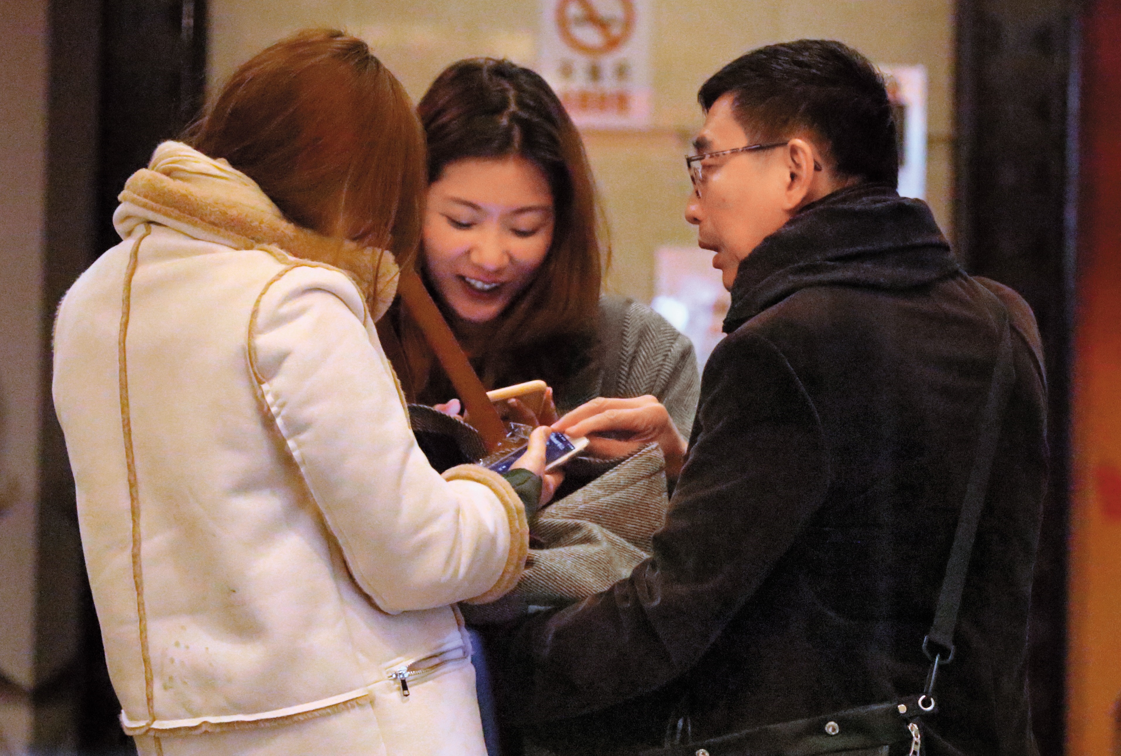 2月3日，07:09，宋少卿撇下「老婆」譚曉詩，跟辣妹玩得非常開心，已經到夜不歸營的程度。