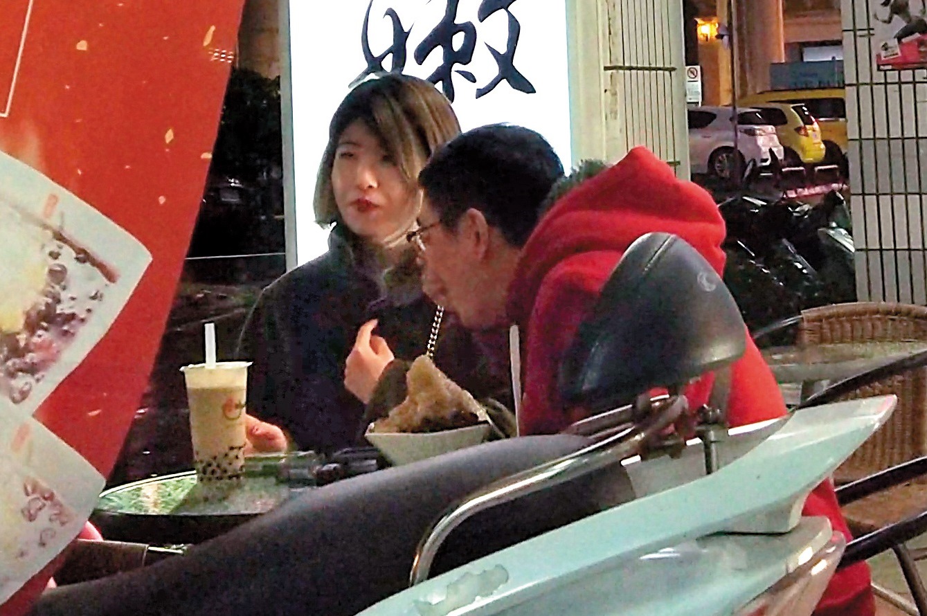 1月29日，宋少卿被本刊直擊在路邊跟濃妝妹共享甜點。