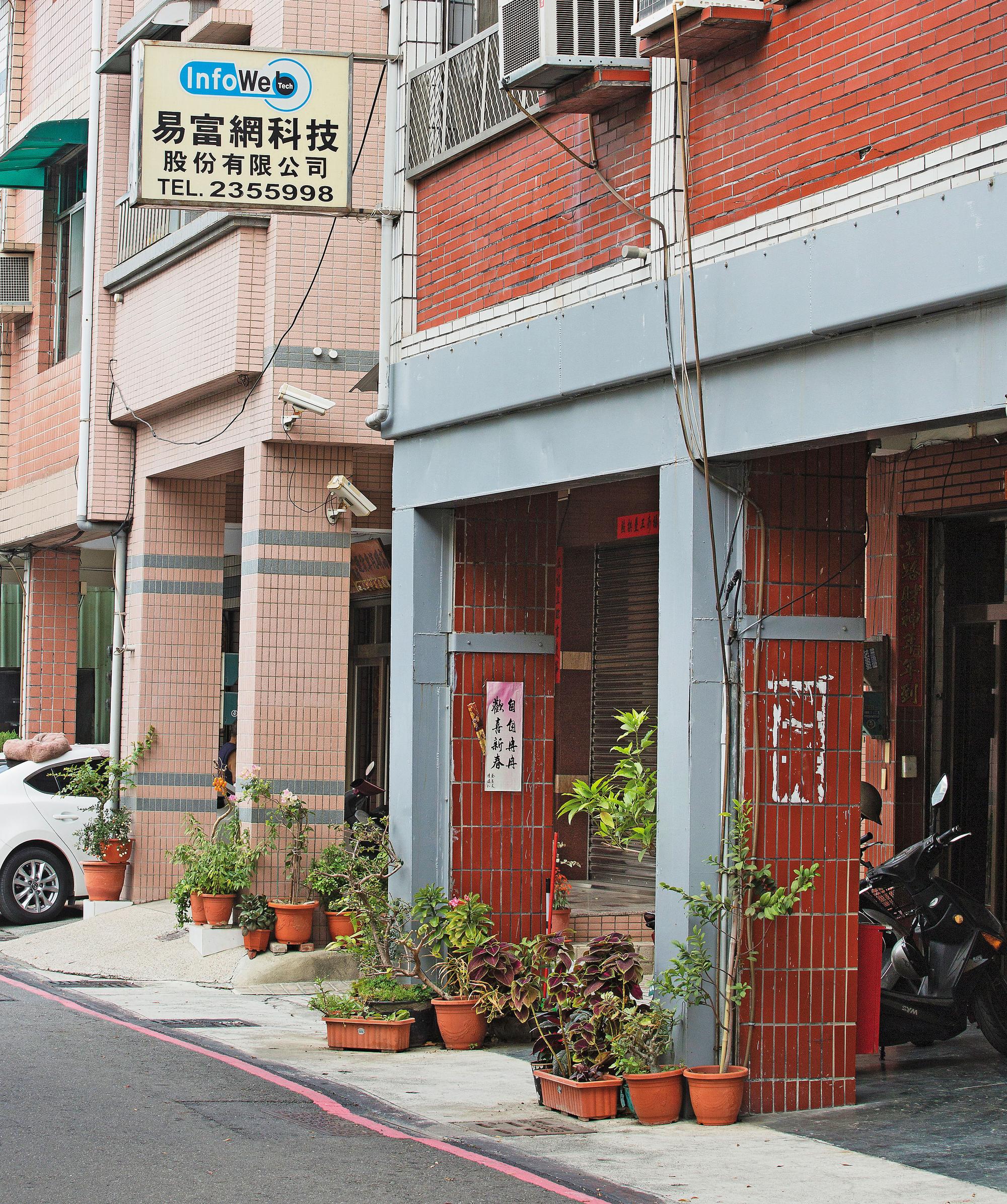 小小的招牌、陽春的辦公用品，竟是高醫大遠距中心得標的廠商。