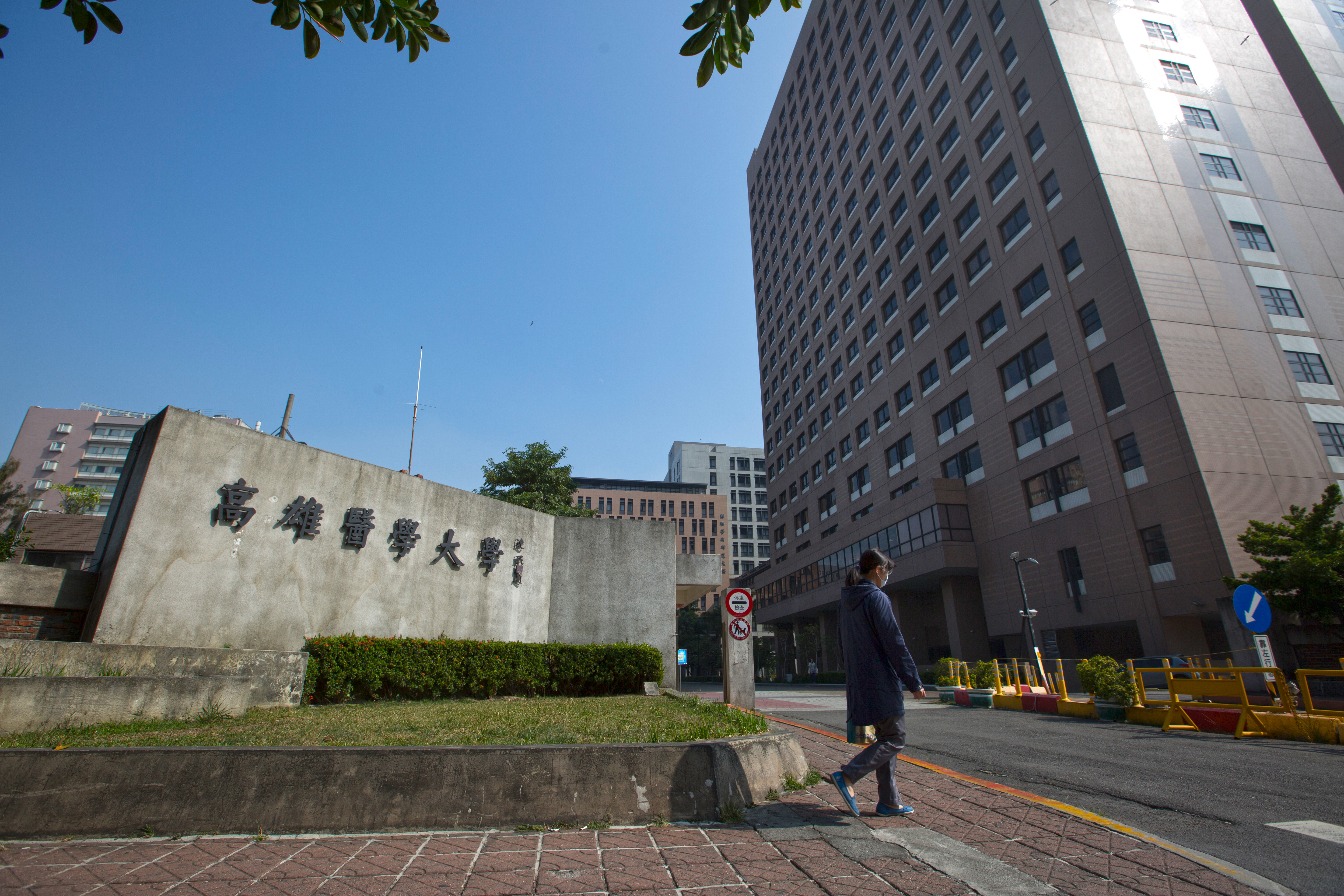 高醫大校、董紛爭隨著教育部糾舉函的導火線，引爆已創立一甲子的高醫存亡危機。