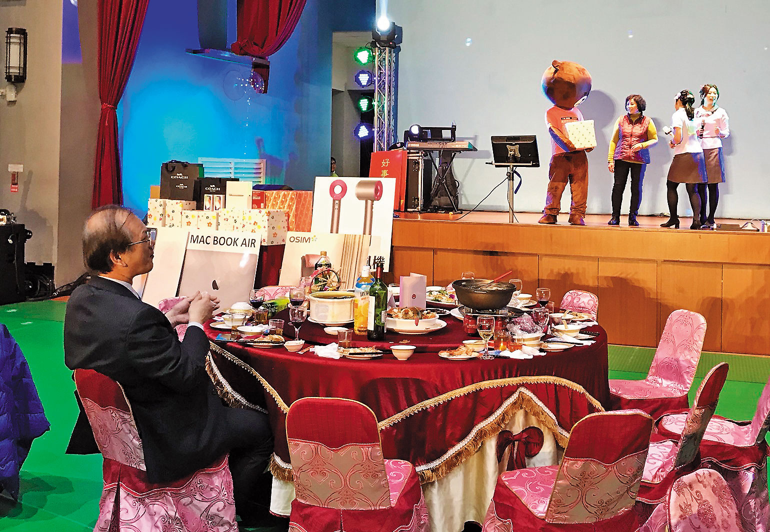 劉景寬（左）今年參加小港醫院忘年會時，主桌賓客全跑光，引發討論。（翻攝網路）