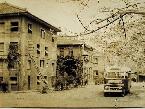 高醫早期只有3棟簡陋校舍，成為台灣第一所以「醫學大學」命名高等教育學校。（翻攝網路）
