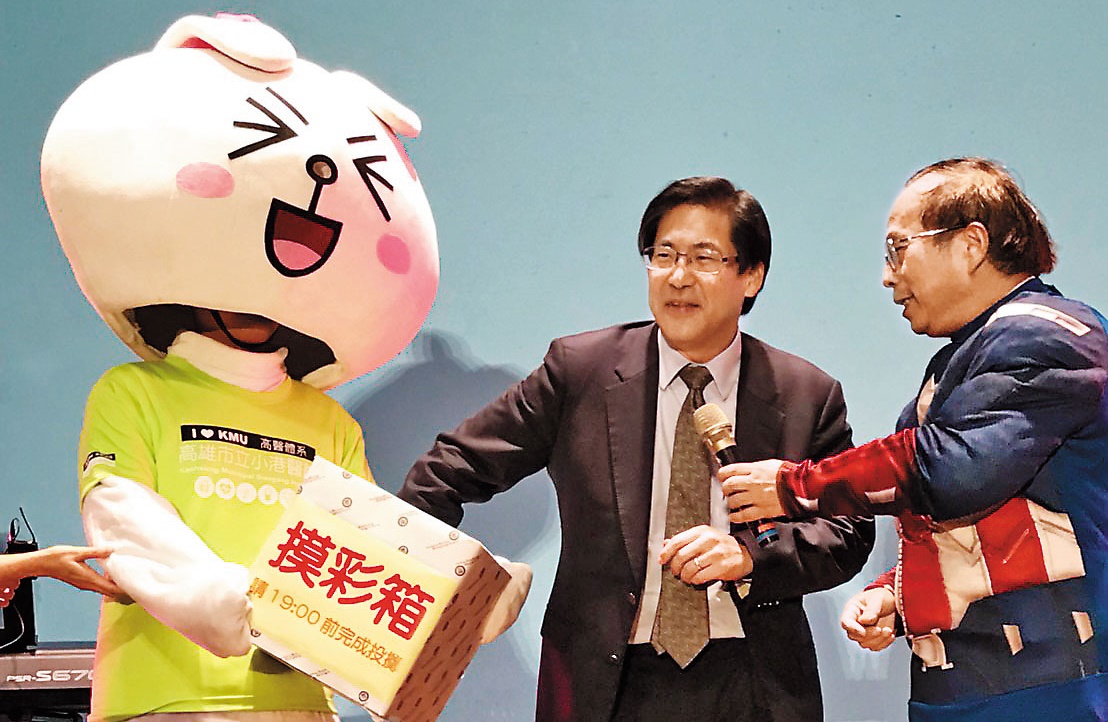 高醫大校、董紛爭不斷，董事長陳建志（中）與校長劉景寬難得同台。（翻攝網路）