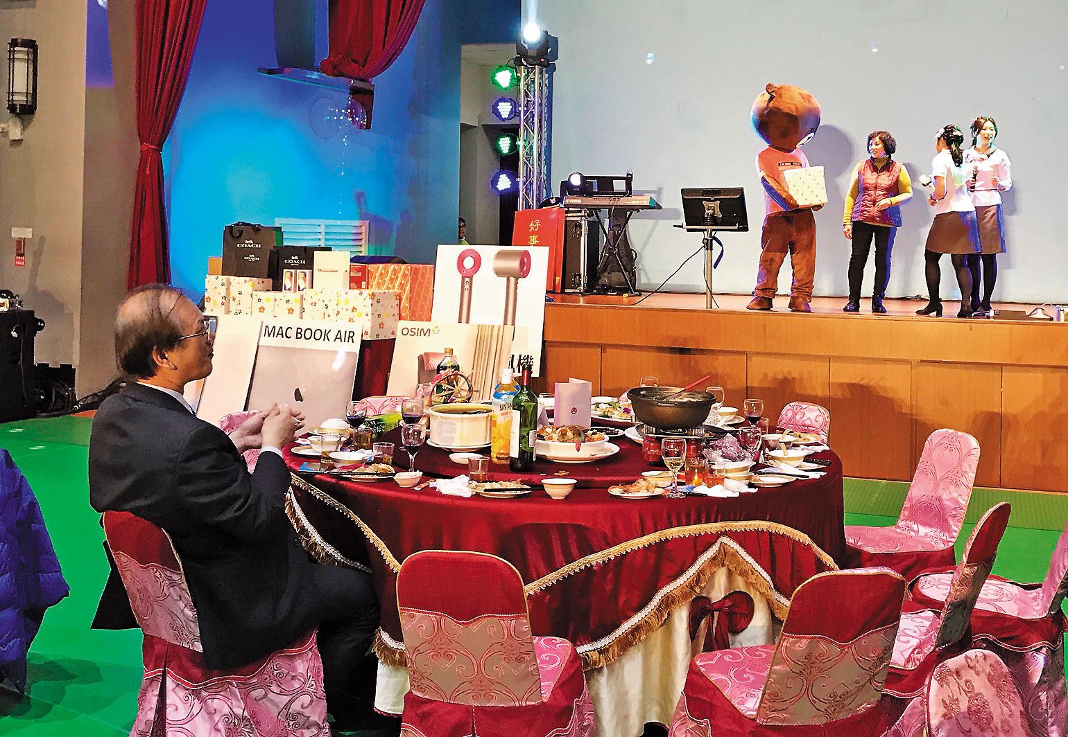 劉景寬（左）今年參加小港醫院忘年會時，主桌賓客全跑光，引發討論。（翻攝網路）
