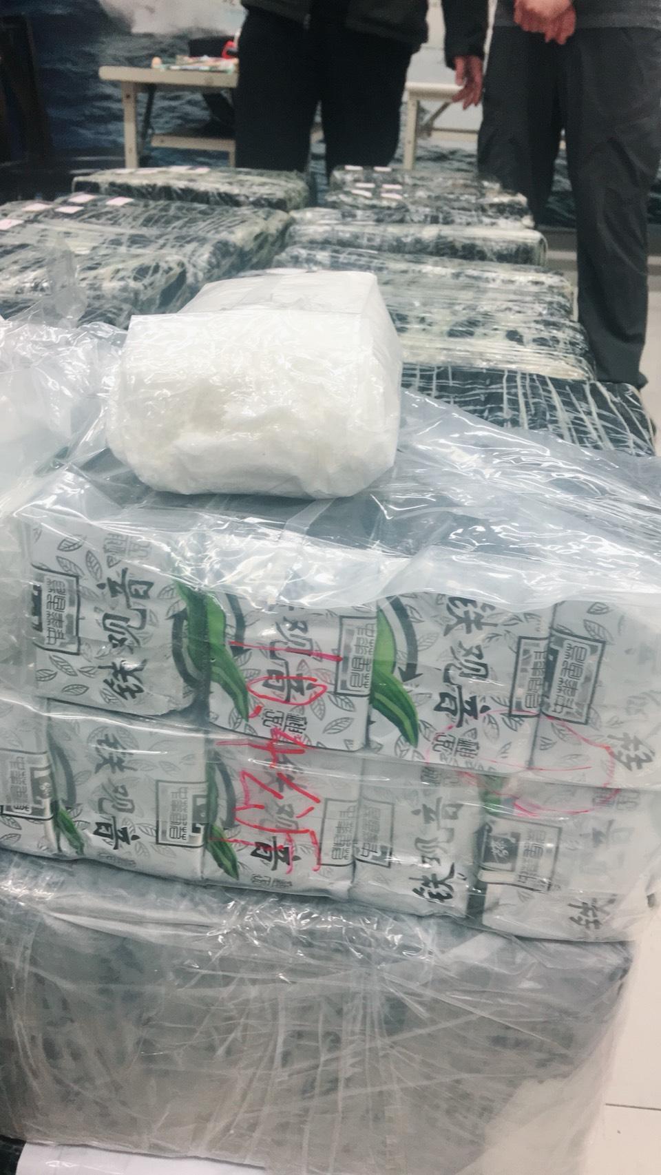 K他命偽裝成茶葉包，仍被專案小組識破。（翻攝畫面）