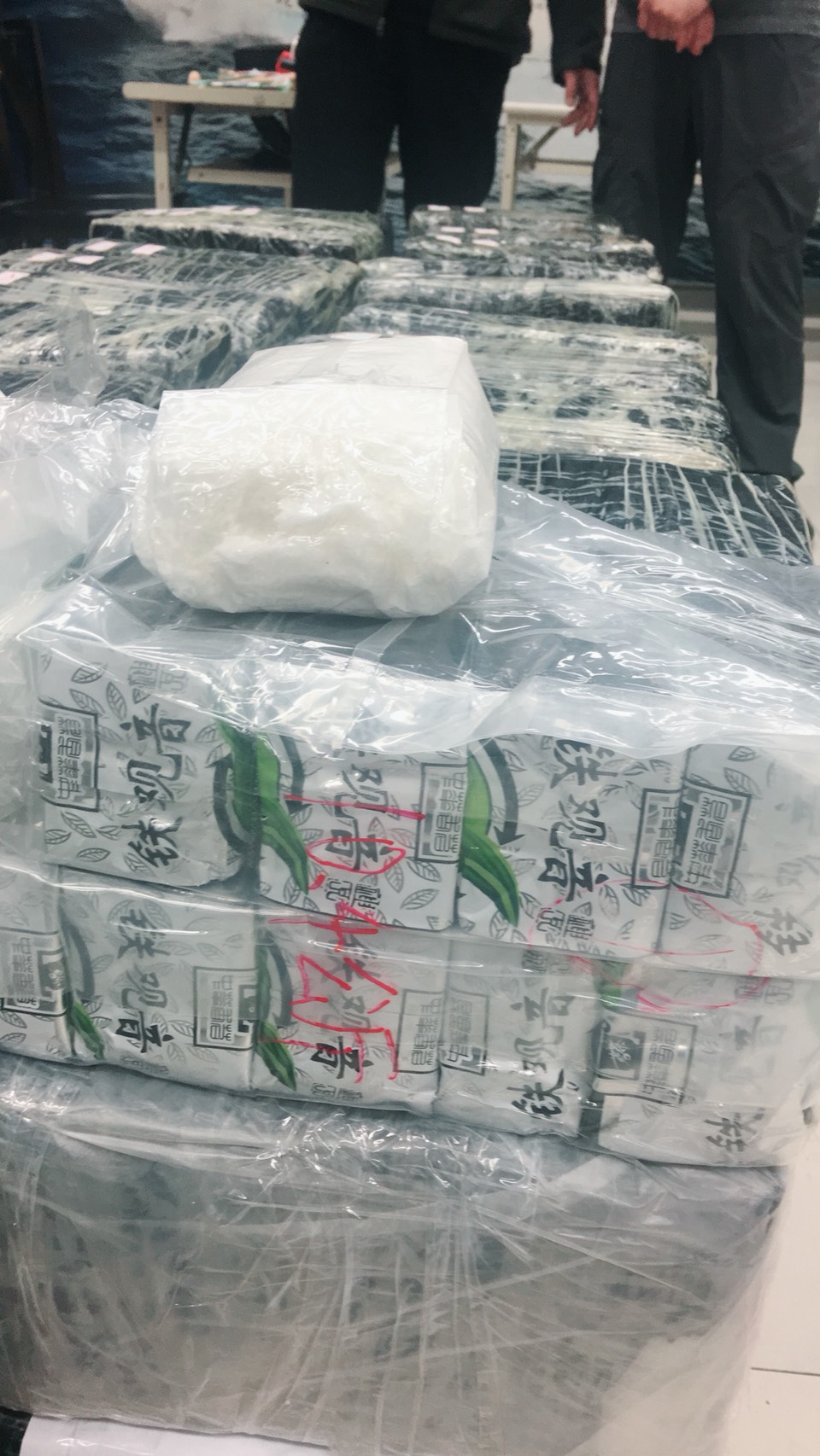 K他命偽裝成茶葉包，仍被專案小組識破。（翻攝畫面）