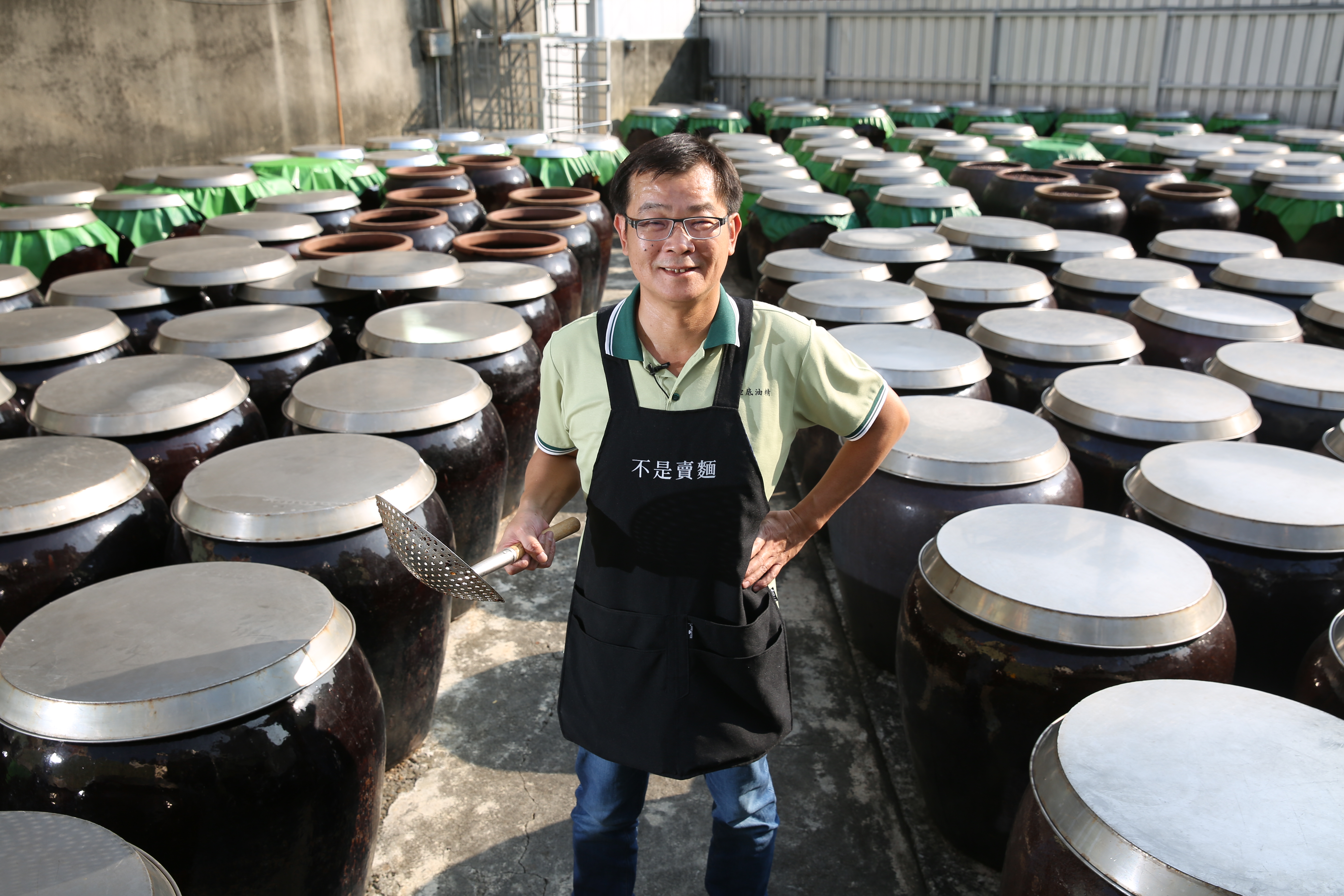 鄭惠民是民生食品廠創辦人鄭神江獨子，從小在醬油甕缸間長大。