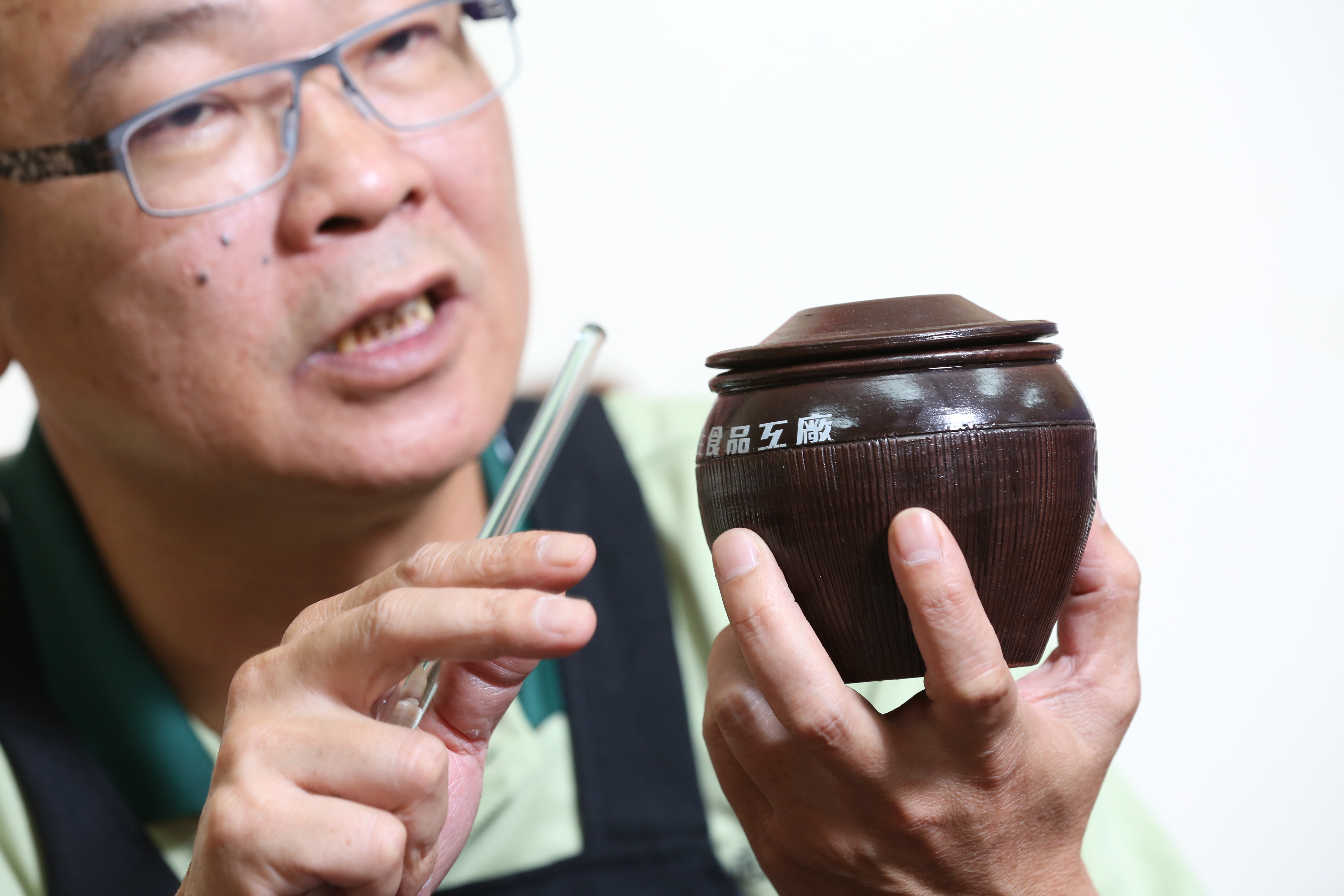 滿嘴醬油經的鄭惠民，年輕時卻是家族的逃兵，一心想到外頭闖天下。