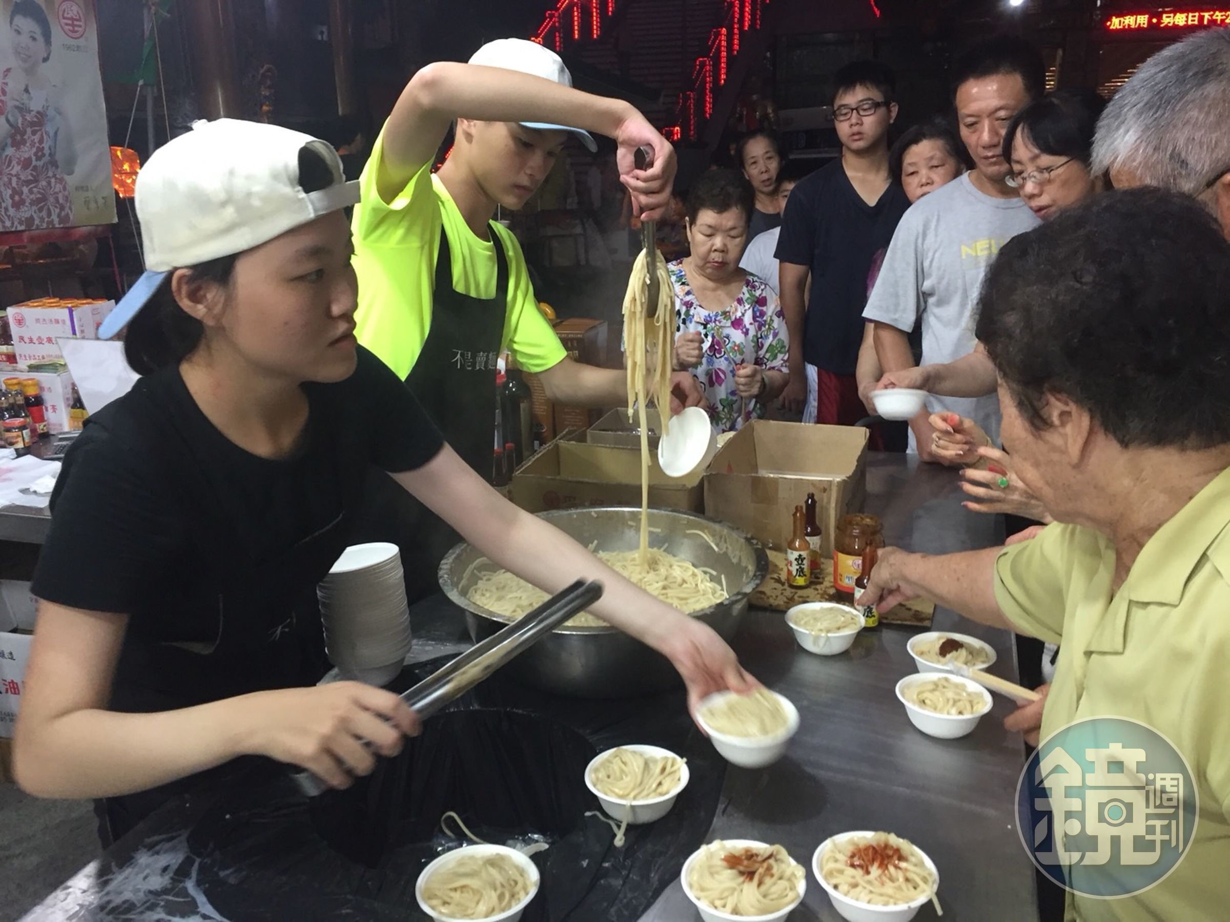民生食品廠每年農曆年到元宵期間，都會在高雄關帝廟發放免費的平安麵。（鄭惠民提供）