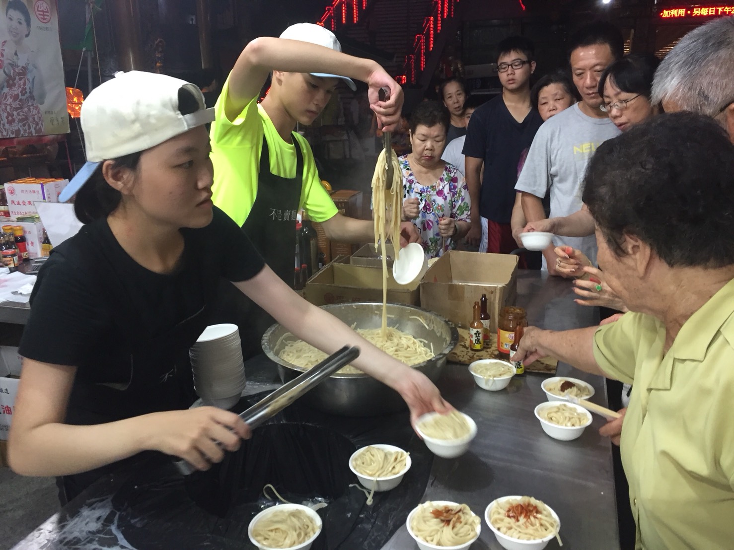 民生食品廠每年農曆年到元宵期間，都會在高雄關帝廟發放免費的平安麵。（鄭惠民提供）