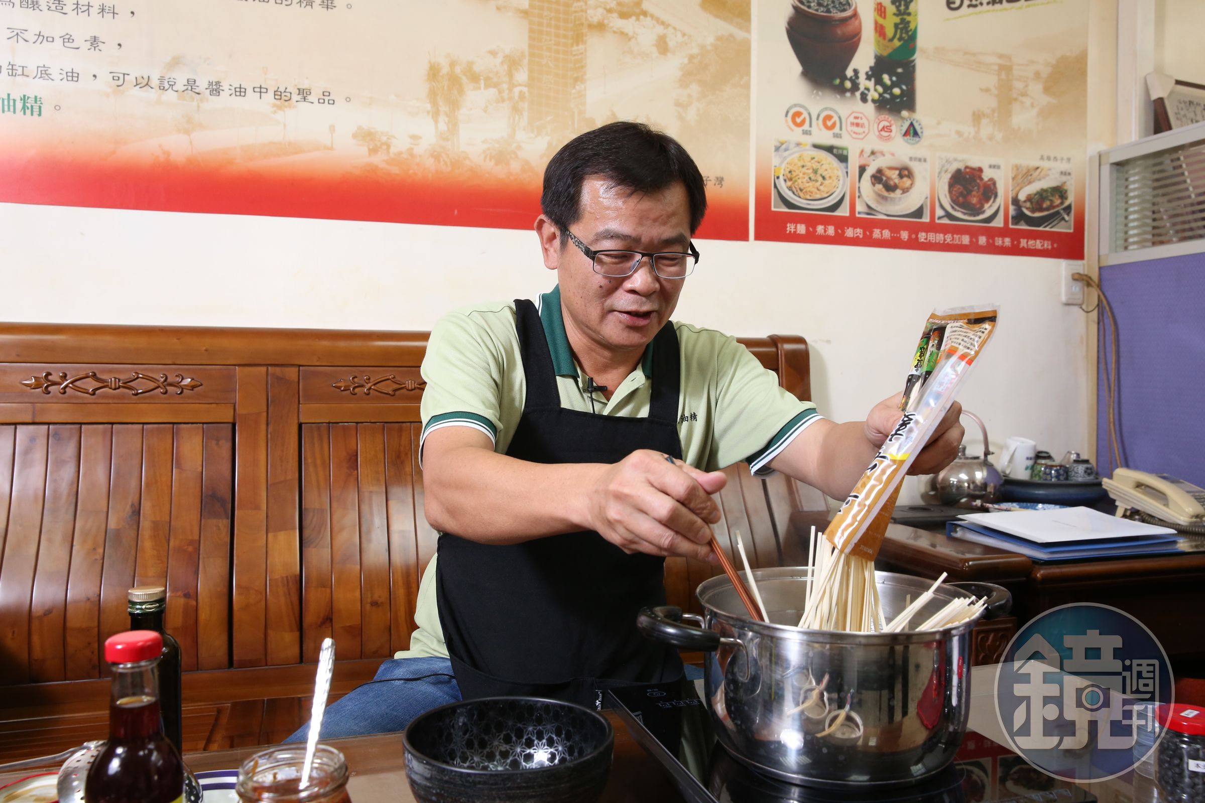 鄭惠民說，煮麵的訣竅之一，就是麵條不要瀝得太乾，要加一些煮麵水。
