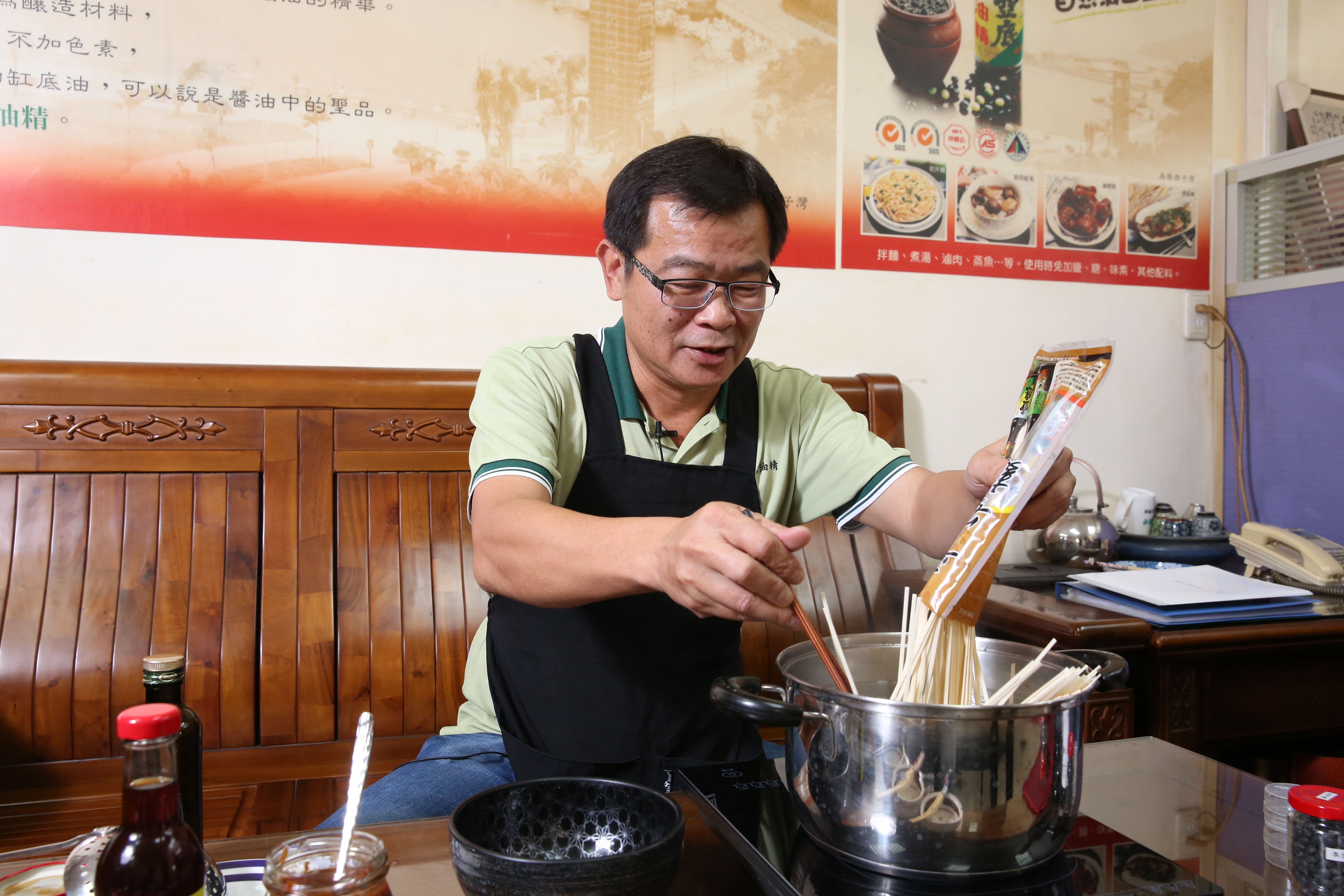 鄭惠民說，煮麵的訣竅之一，就是麵條不要瀝得太乾，要加一些煮麵水。